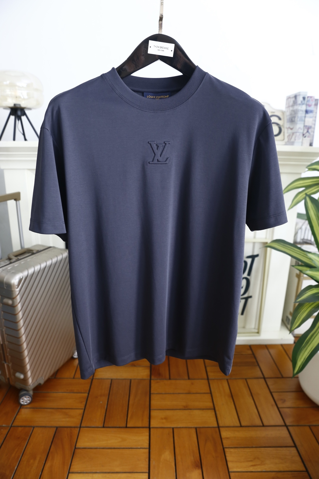 🔥LV.2026春夏新品男士短袖T恤采用经典圆领设计，领口线条流畅贴合颈部，版型宽松舒适，兼具休闲感与利