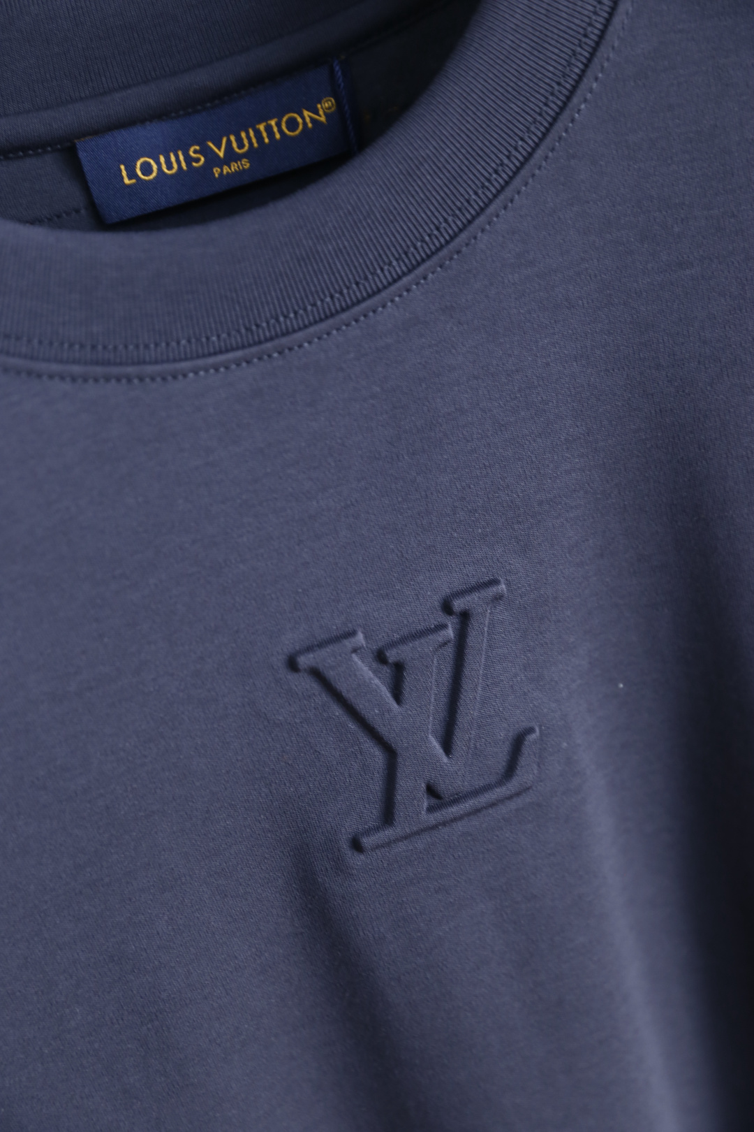 🔥LV.2026春夏新品男士短袖T恤采用经典圆领设计，领口线条流畅贴合颈部，版型宽松舒适，兼具休闲感与利