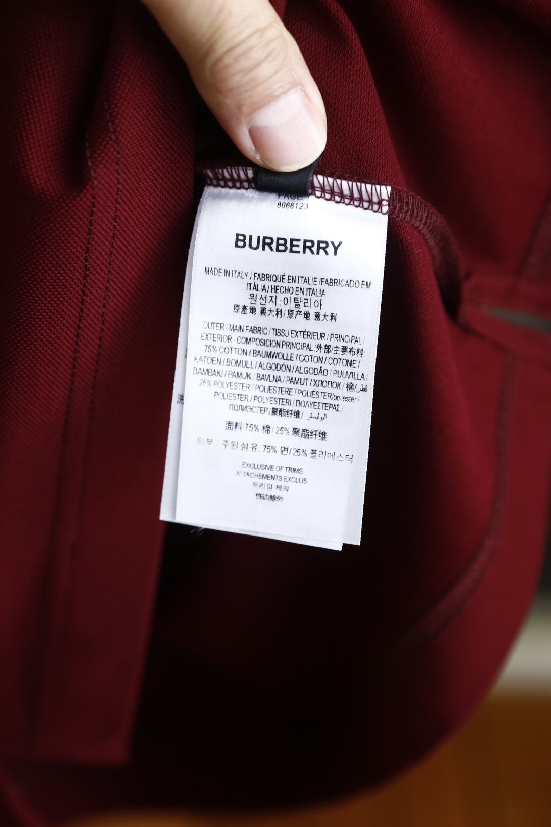 🔥巴宝丽/Burb*rry.2026春夏新品男士经典翻领搭配门襟纽扣设计，塑造利落商务休闲感。短袖剪裁适
