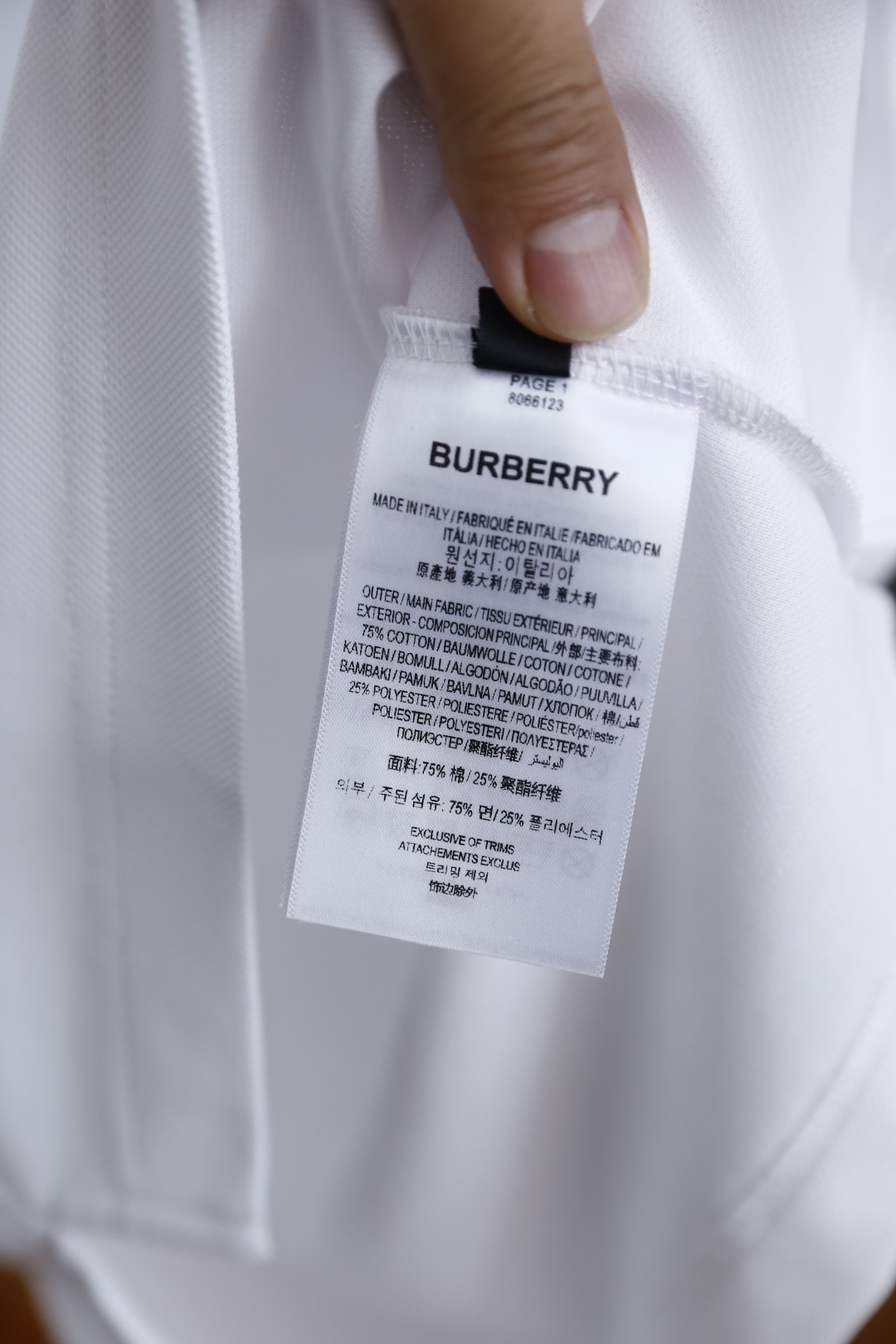 🔥巴宝丽/Burb*rry.2026春夏新品男士经典翻领搭配门襟纽扣设计，塑造利落商务休闲感。短袖剪裁适