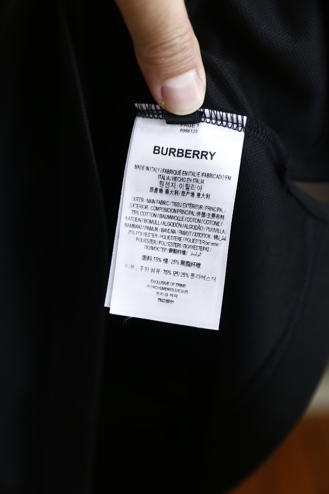 🔥巴宝丽/Burb*rry.2026春夏新品男士经典翻领搭配门襟纽扣设计，塑造利落商务休闲感。短袖剪裁适