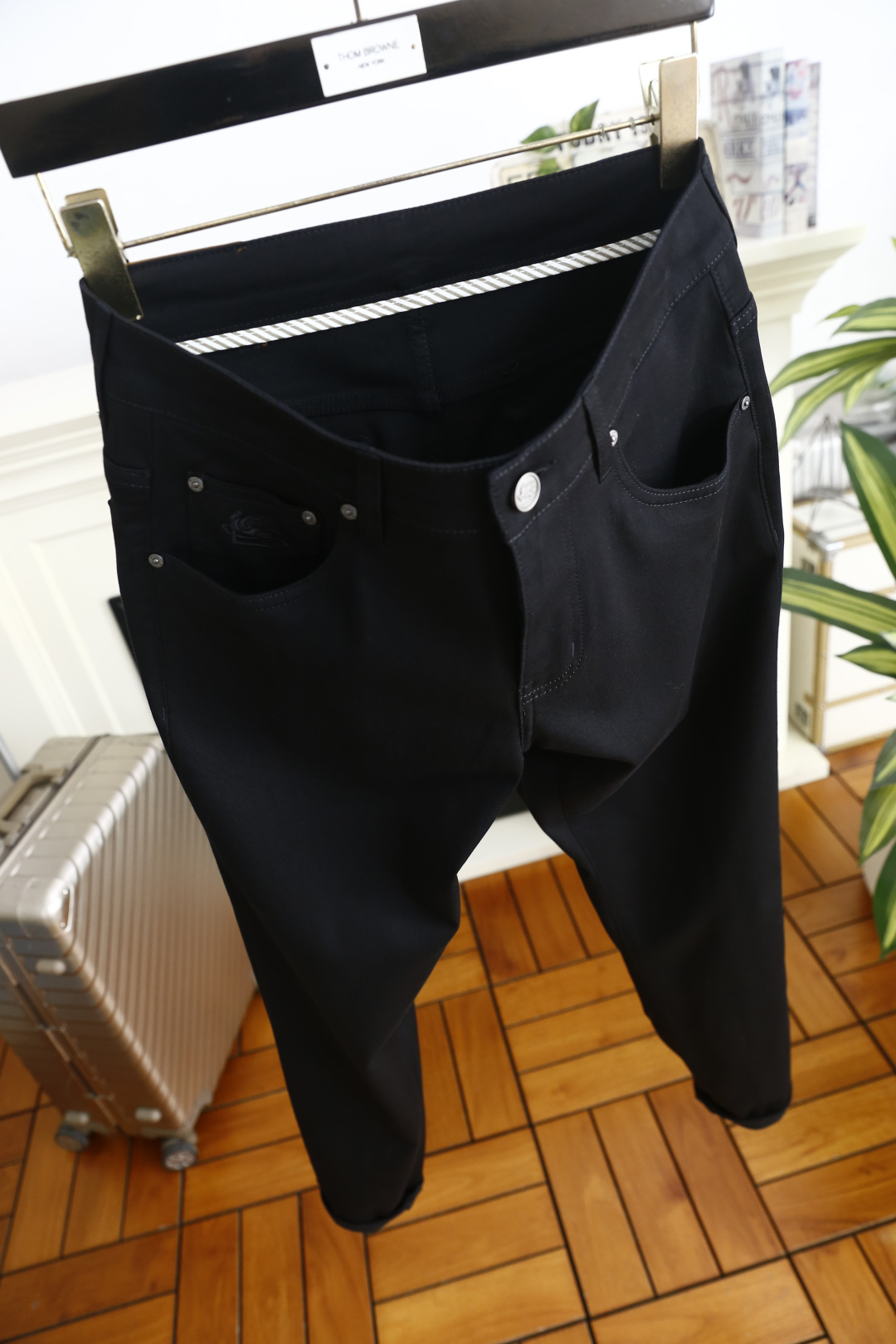🔥艾绰.26春夏新品！时尚男士百搭牛仔裤👖采用客供水洗弹力牛仔裤！奢华经典品牌Logo标志彰显品牌特征，