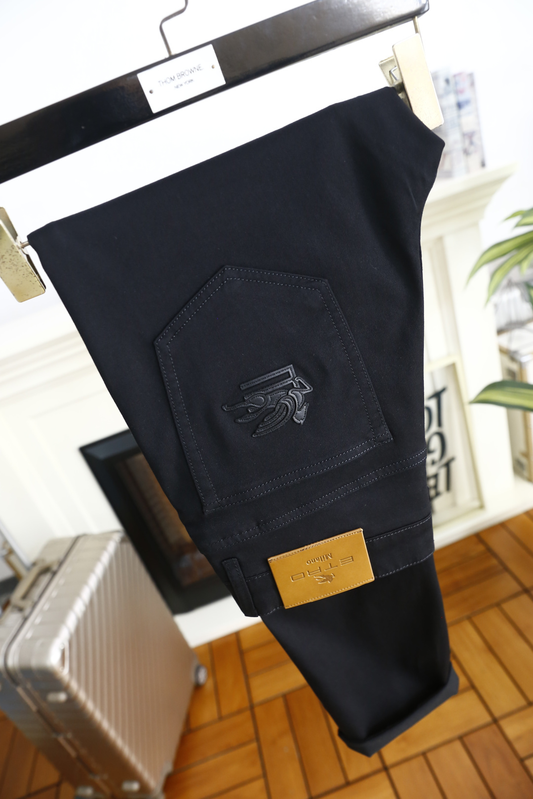 🔥艾绰.26春夏新品！时尚男士百搭牛仔裤👖采用客供水洗弹力牛仔裤！奢华经典品牌Logo标志彰显品牌特征，