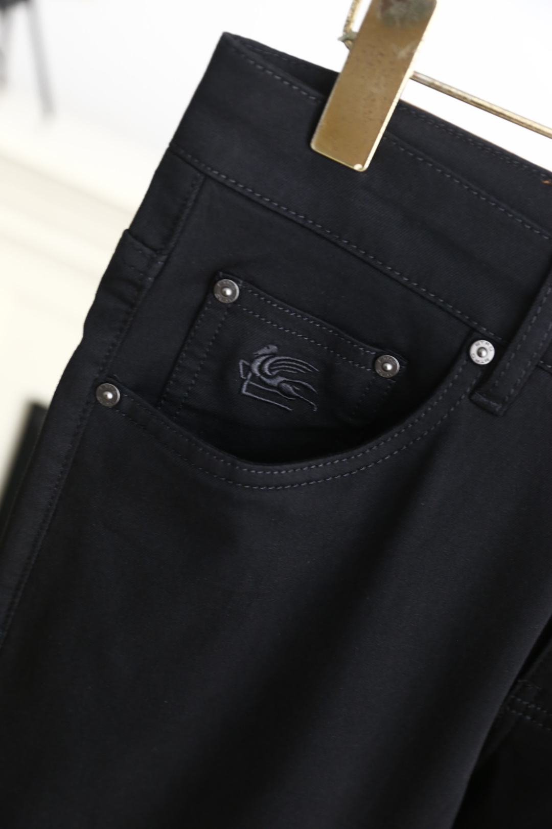 🔥艾绰.26春夏新品！时尚男士百搭牛仔裤👖采用客供水洗弹力牛仔裤！奢华经典品牌Logo标志彰显品牌特征，