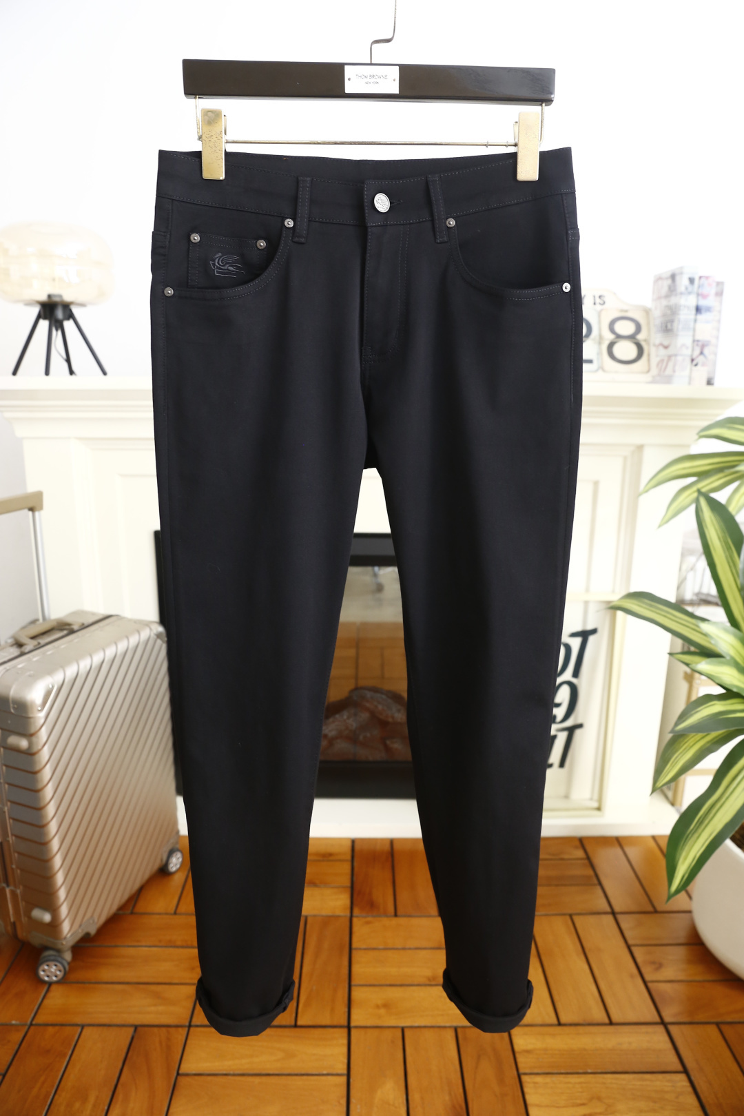🔥艾绰.26春夏新品！时尚男士百搭牛仔裤👖采用客供水洗弹力牛仔裤！奢华经典品牌Logo标志彰显品牌特征，
