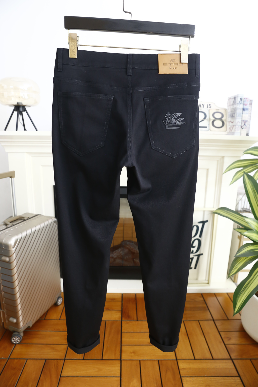 🔥艾绰.26春夏新品！时尚男士百搭牛仔裤👖采用客供水洗弹力牛仔裤！奢华经典品牌Logo标志彰显品牌特征，
