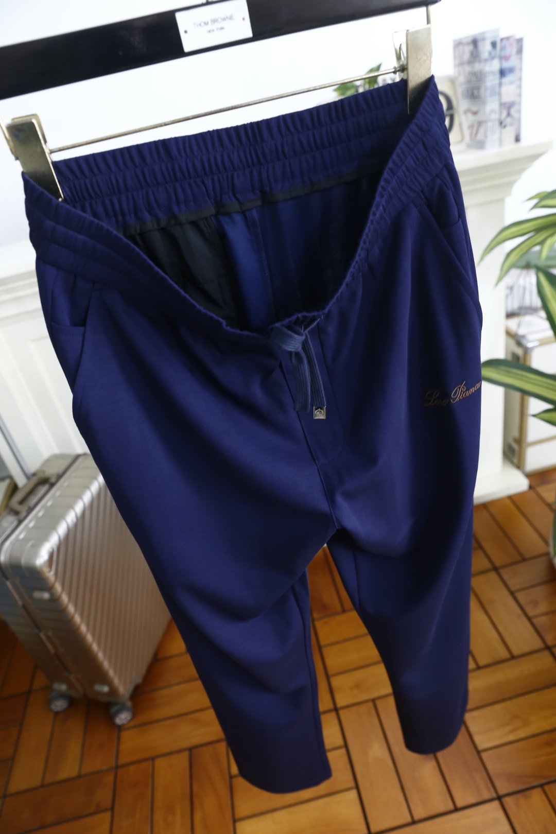 🔥BC.2026春夏新品🆕男士百搭休闲裤采用松紧抽绳腰头设计，搭配金属绳扣细节，既保证了穿着的舒适自在，