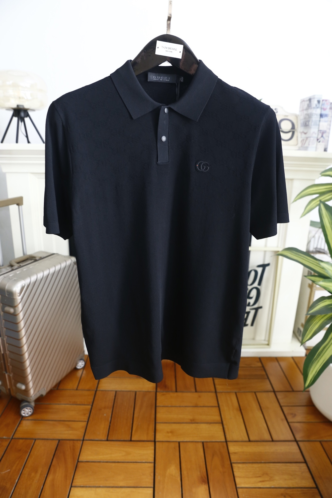 🔥古驰/Gu*ci.2026春夏新品男士Polo衫👍采用经典翻领设计，门襟两粒扣开合，利落有型。衣身以暗