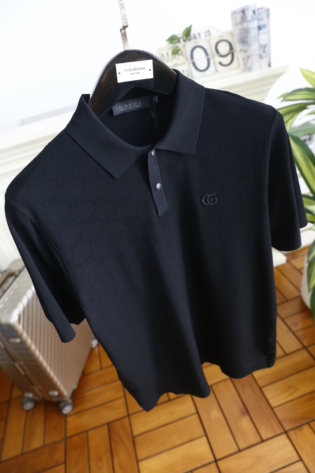 🔥古驰/Gu*ci.2026春夏新品男士Polo衫👍采用经典翻领设计，门襟两粒扣开合，利落有型。衣身以暗