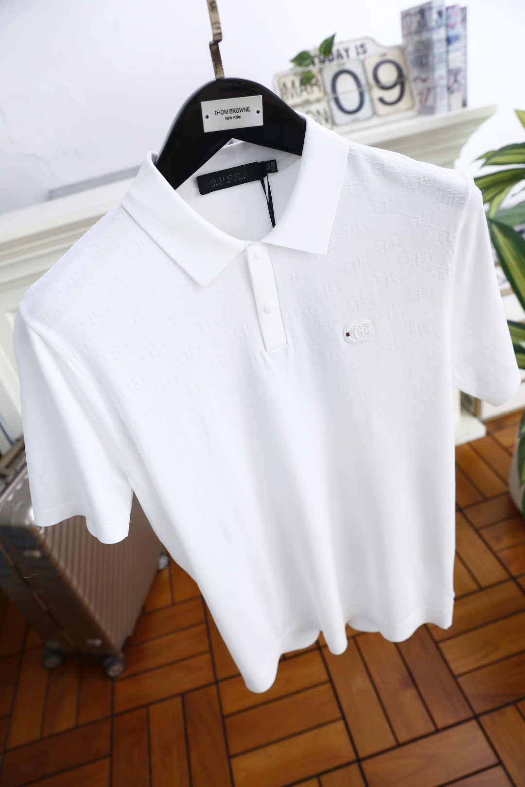 🔥古驰/Gu*ci.2026春夏新品男士Polo衫👍采用经典翻领设计，门襟两粒扣开合，利落有型。衣身以暗