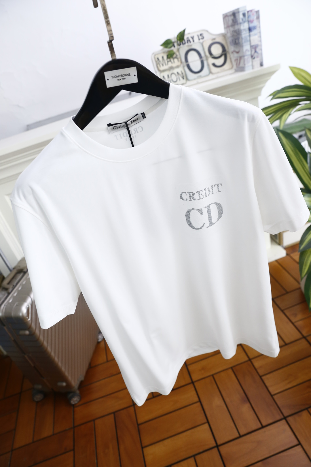 🔥迪奥/Di*r.2026春夏新品！时尚男士短袖T恤以经典圆领廓形勾勒利落线条，微阔版型适配多元身形，兼