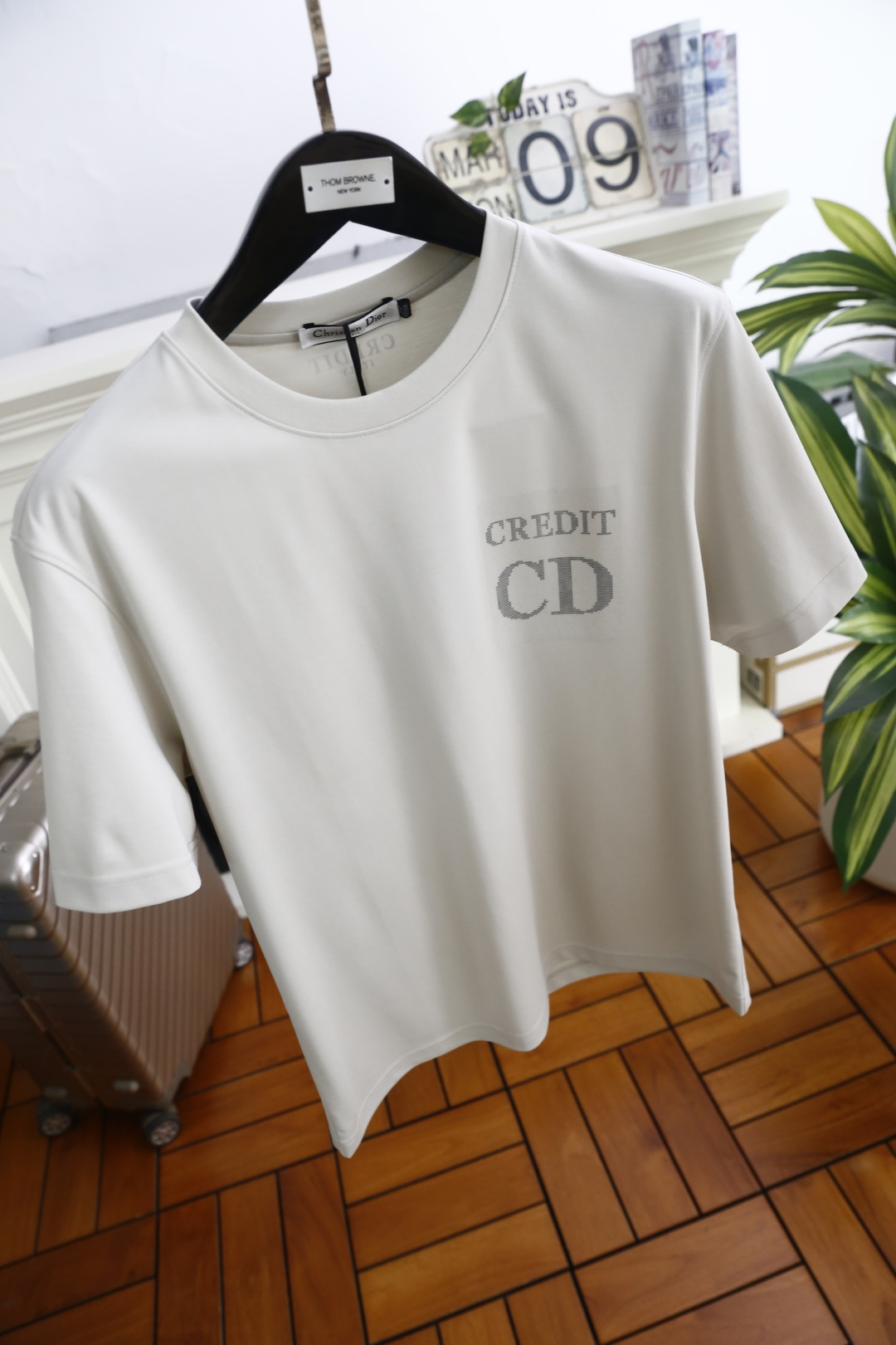 🔥迪奥/Di*r.2026春夏新品！时尚男士短袖T恤以经典圆领廓形勾勒利落线条，微阔版型适配多元身形，兼