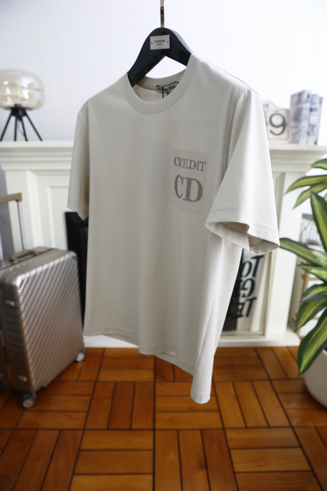 🔥迪奥/Di*r.2026春夏新品！时尚男士短袖T恤以经典圆领廓形勾勒利落线条，微阔版型适配多元身形，兼