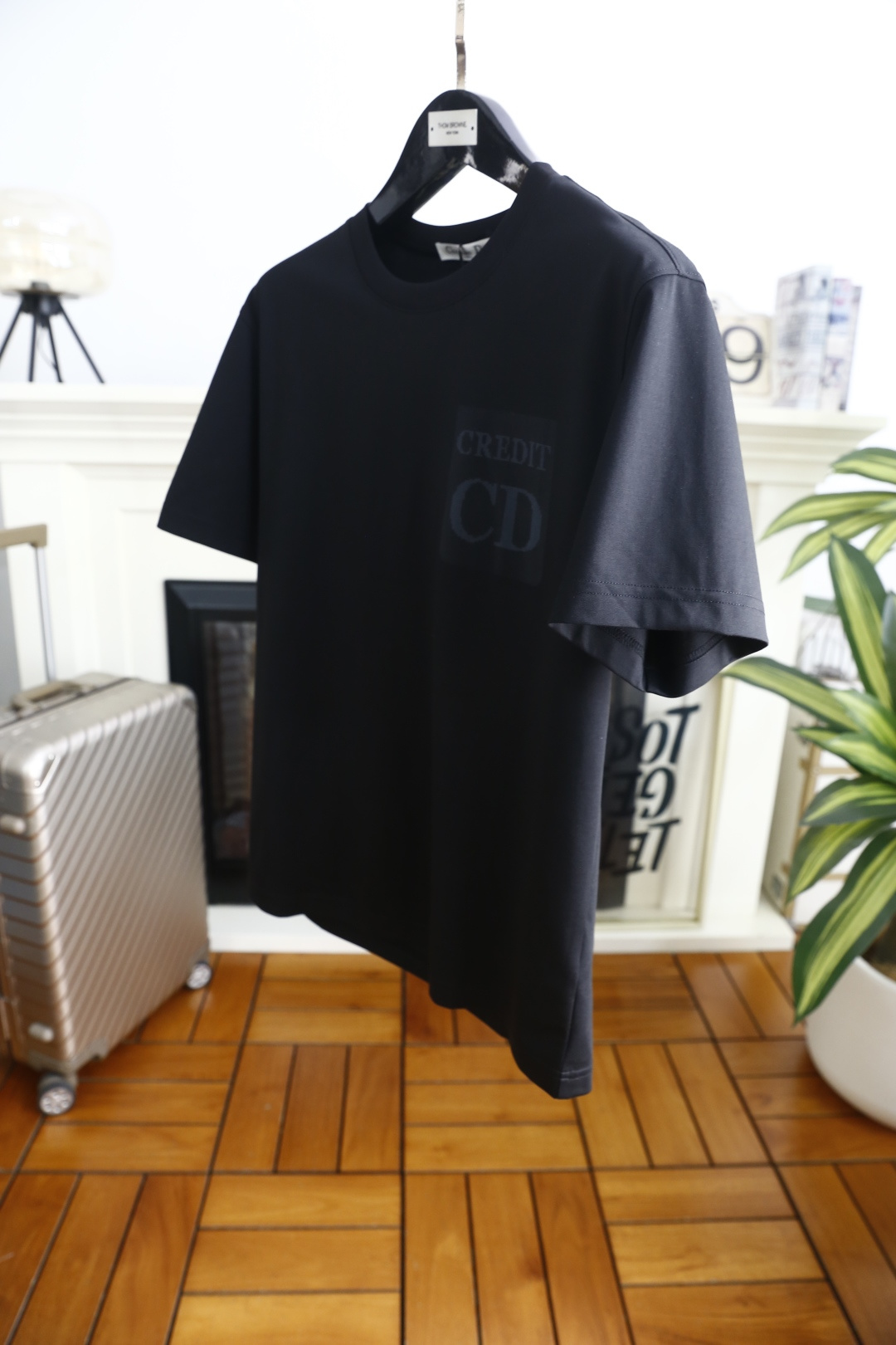 🔥迪奥/Di*r.2026春夏新品！时尚男士短袖T恤以经典圆领廓形勾勒利落线条，微阔版型适配多元身形，兼