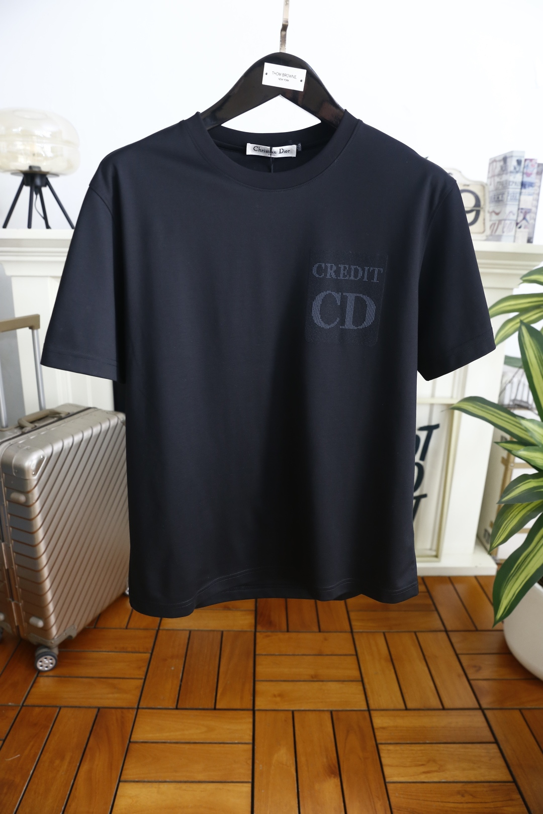 🔥迪奥/Di*r.2026春夏新品！时尚男士短袖T恤以经典圆领廓形勾勒利落线条，微阔版型适配多元身形，兼