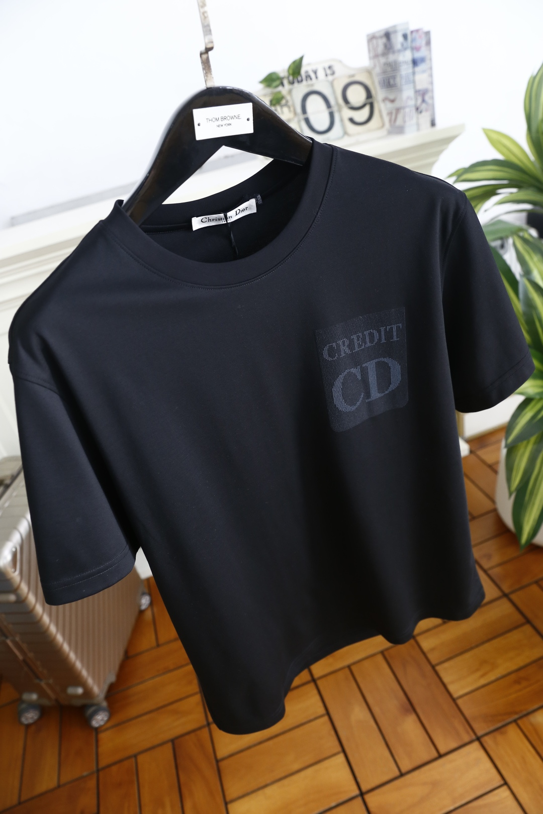 🔥迪奥/Di*r.2026春夏新品！时尚男士短袖T恤以经典圆领廓形勾勒利落线条，微阔版型适配多元身形，兼