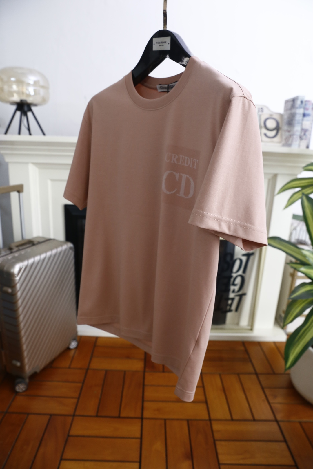 🔥迪奥/Di*r.2026春夏新品！时尚男士短袖T恤以经典圆领廓形勾勒利落线条，微阔版型适配多元身形，兼