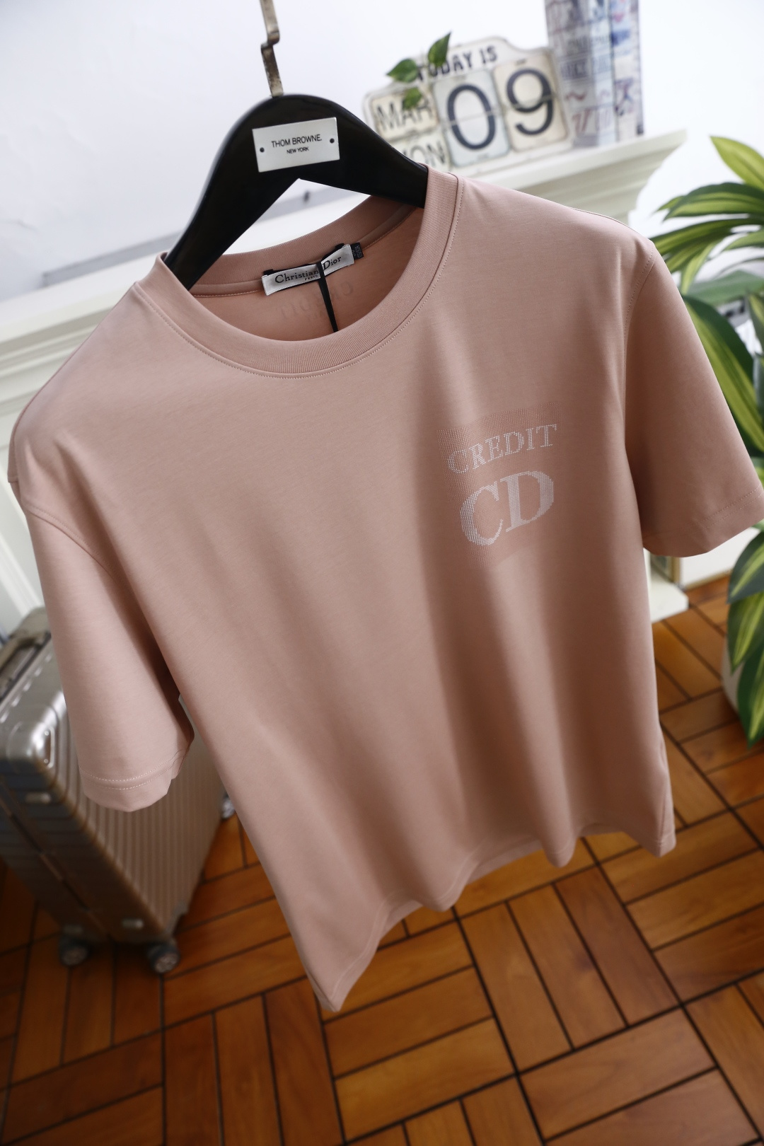 🔥迪奥/Di*r.2026春夏新品！时尚男士短袖T恤以经典圆领廓形勾勒利落线条，微阔版型适配多元身形，兼