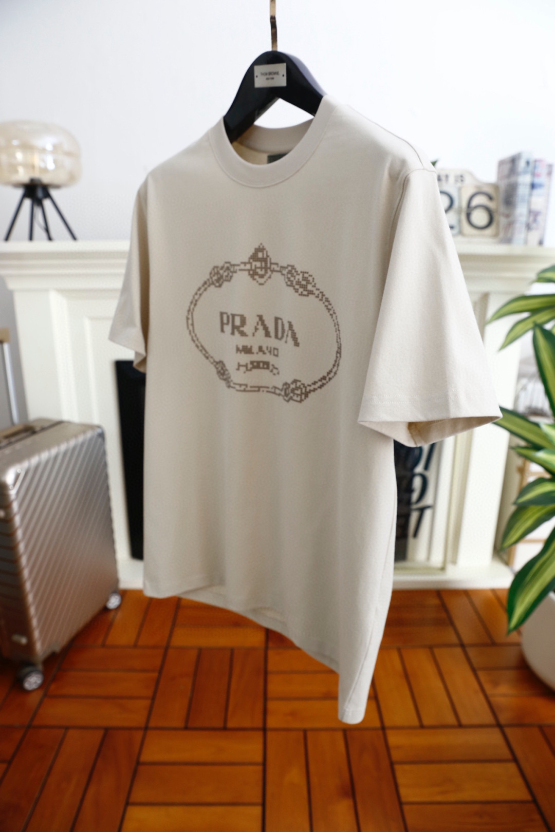 🔥普拉达.26春季新品！男士百搭短袖T恤采用重磅高支棉面料，触感柔软亲肤，兼具良好的透气性与挺括感，耐洗
