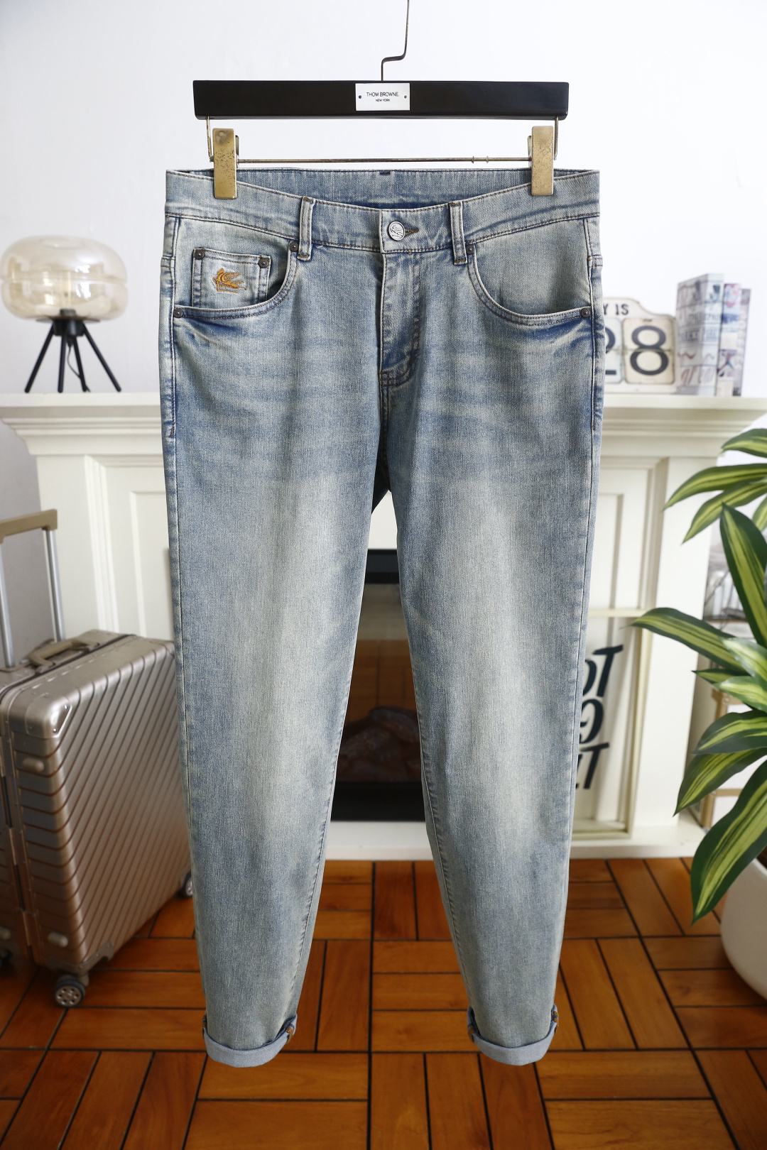 🔥艾绰.26春夏新品！时尚男士百搭牛仔裤👖采用客供水洗弹力牛仔布面料，奢华经典品牌Logo标志彰显品牌特