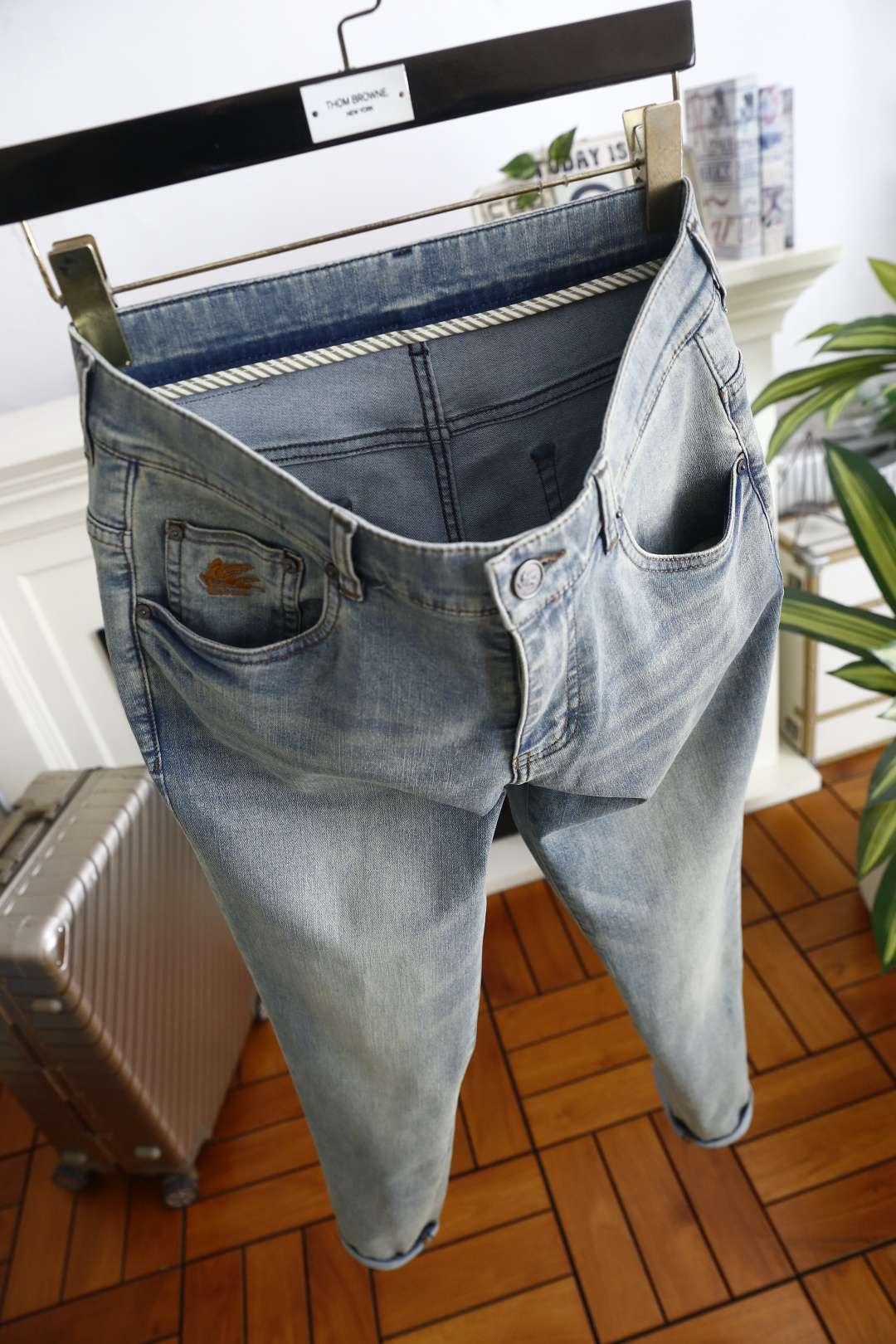 🔥艾绰.26春夏新品！时尚男士百搭牛仔裤👖采用客供水洗弹力牛仔布面料，奢华经典品牌Logo标志彰显品牌特