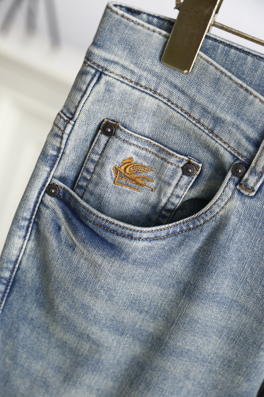 🔥艾绰.26春夏新品！时尚男士百搭牛仔裤👖采用客供水洗弹力牛仔布面料，奢华经典品牌Logo标志彰显品牌特