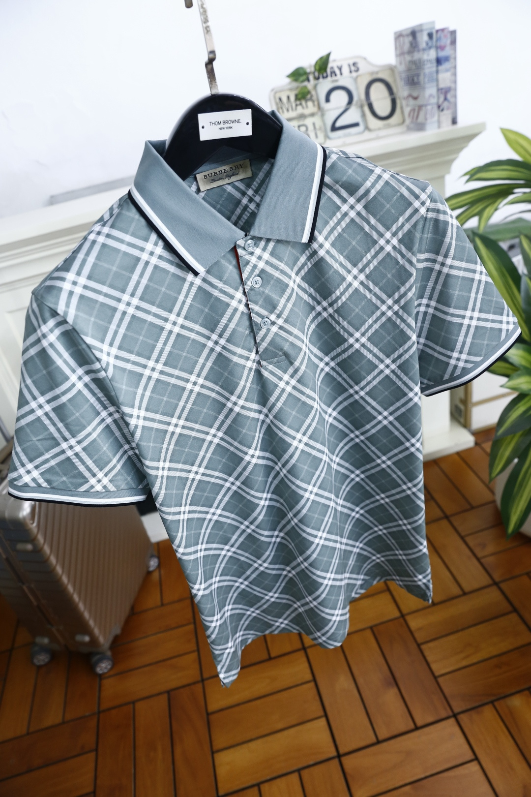🔥巴宝莉.2026夏季新品！经典百搭男士Polo衫承袭英伦轻奢格纹美学，经典格纹印花贯穿衣身，呼应品牌标