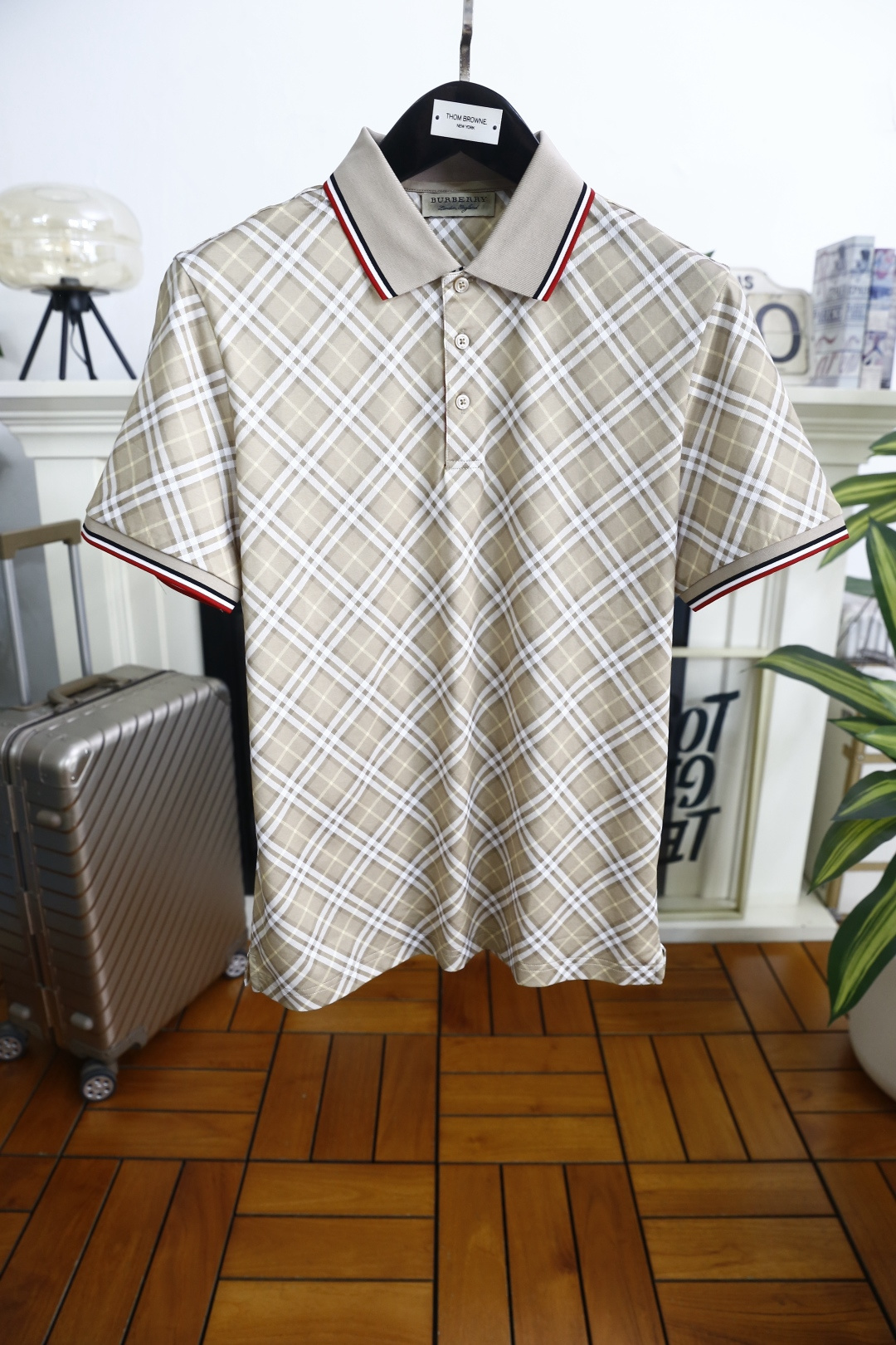 🔥巴宝莉.2026夏季新品！经典百搭男士Polo衫承袭英伦轻奢格纹美学，经典格纹印花贯穿衣身，呼应品牌标