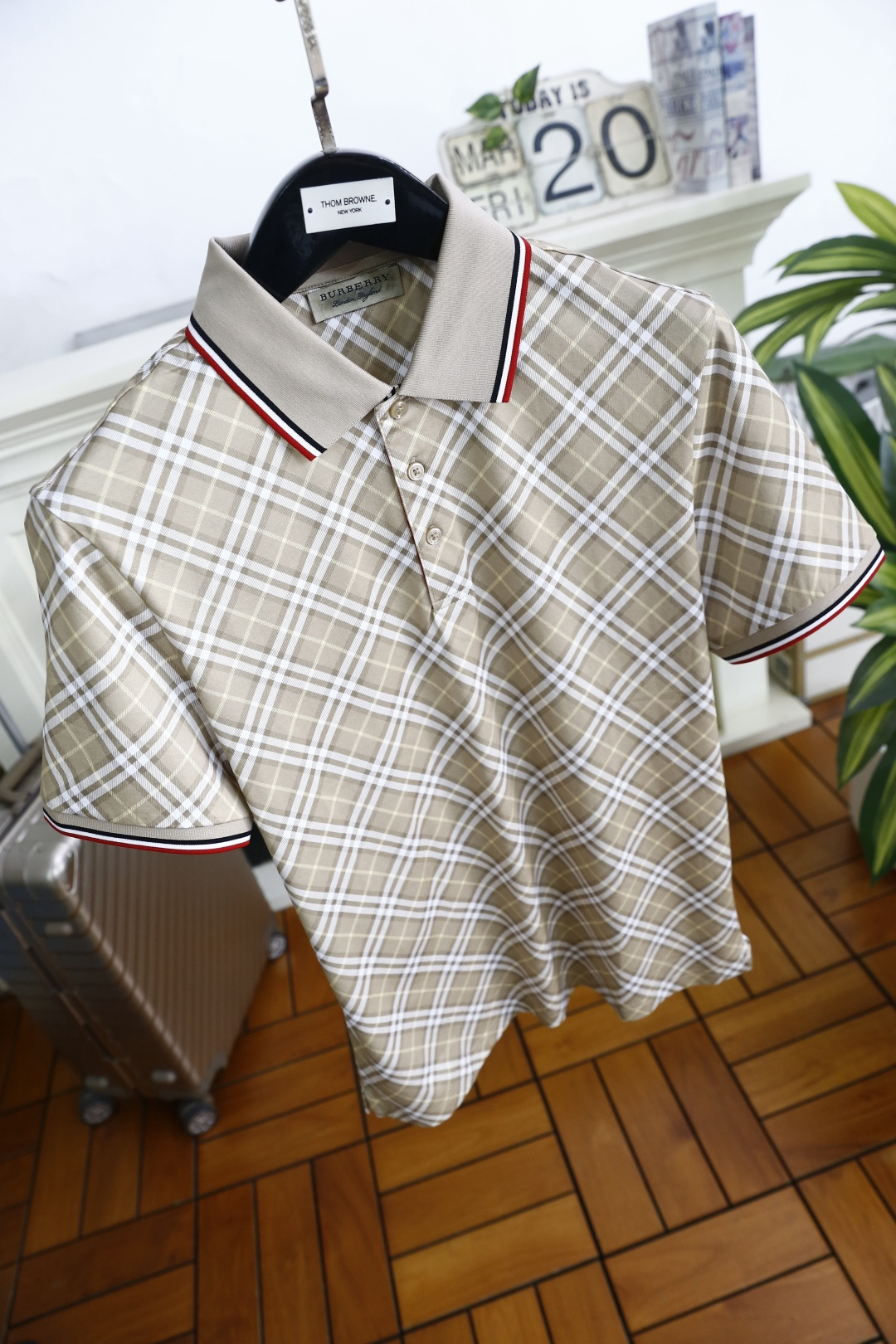 🔥巴宝莉.2026夏季新品！经典百搭男士Polo衫承袭英伦轻奢格纹美学，经典格纹印花贯穿衣身，呼应品牌标
