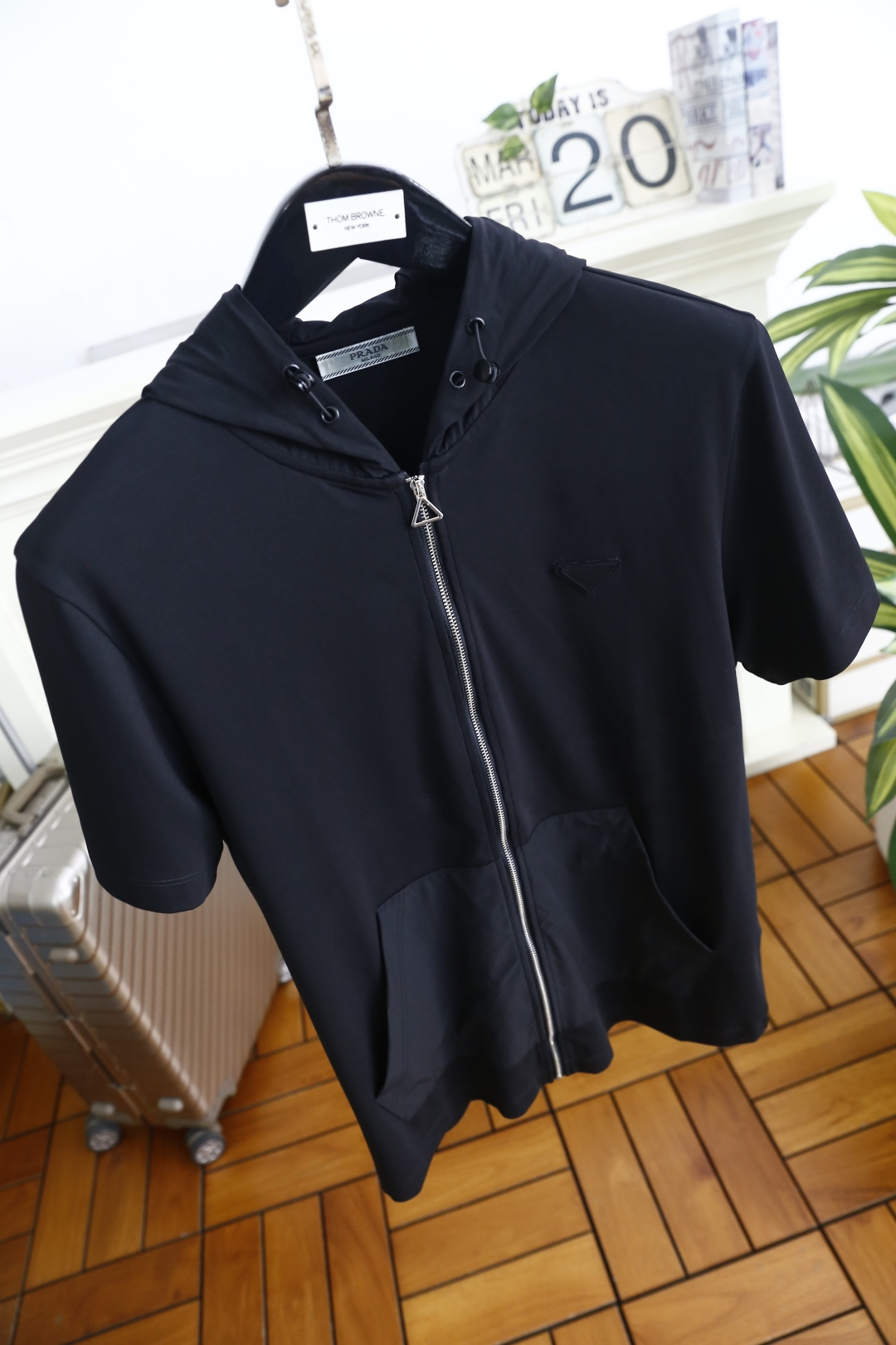🔥普拉达.26夏季新品！时尚男士百搭连帽短袖开衫承袭意式轻奢极简风格，连帽抽绳与三角金属拉链头设计，低调