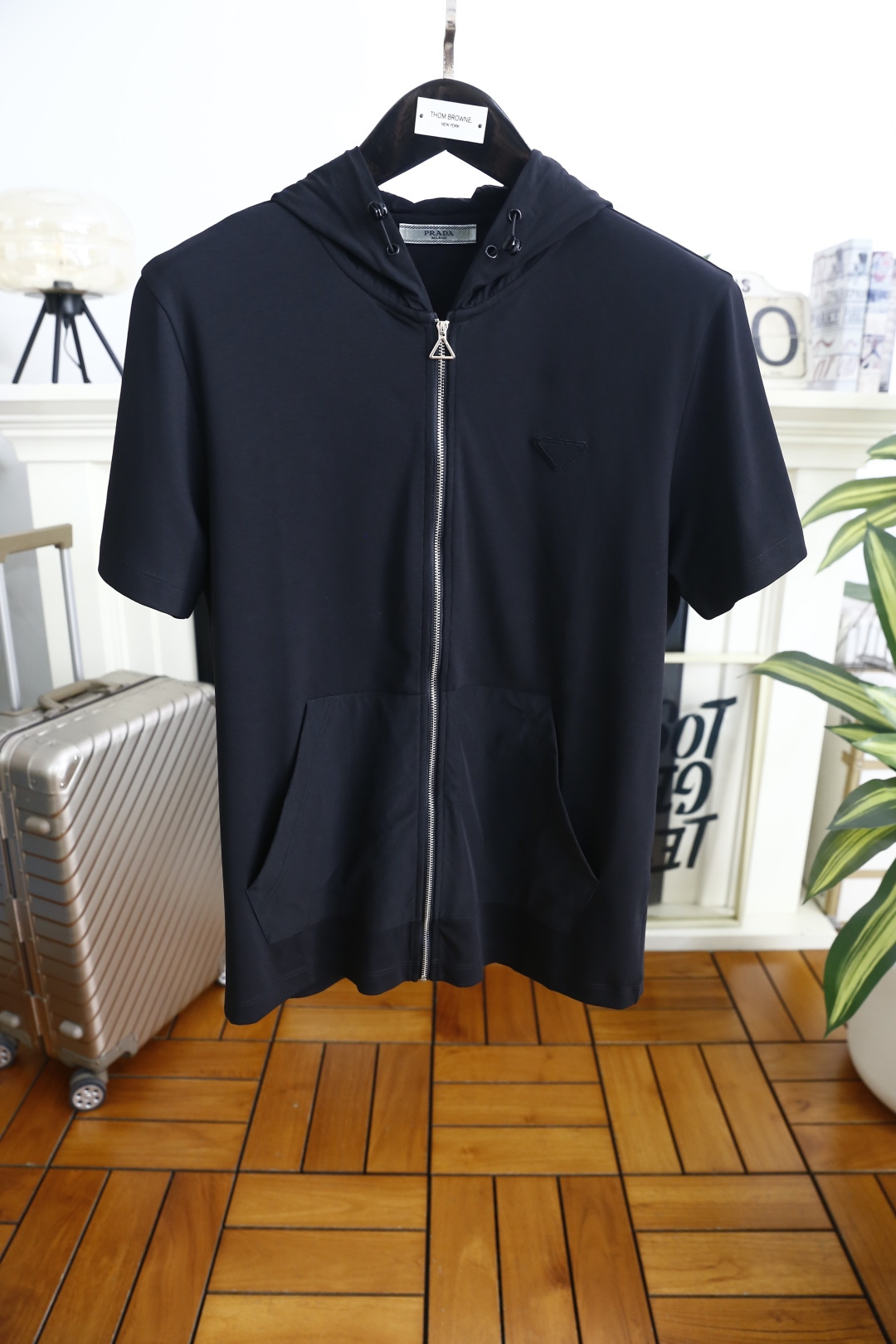 🔥普拉达.26夏季新品！时尚男士百搭连帽短袖开衫承袭意式轻奢极简风格，连帽抽绳与三角金属拉链头设计，低调