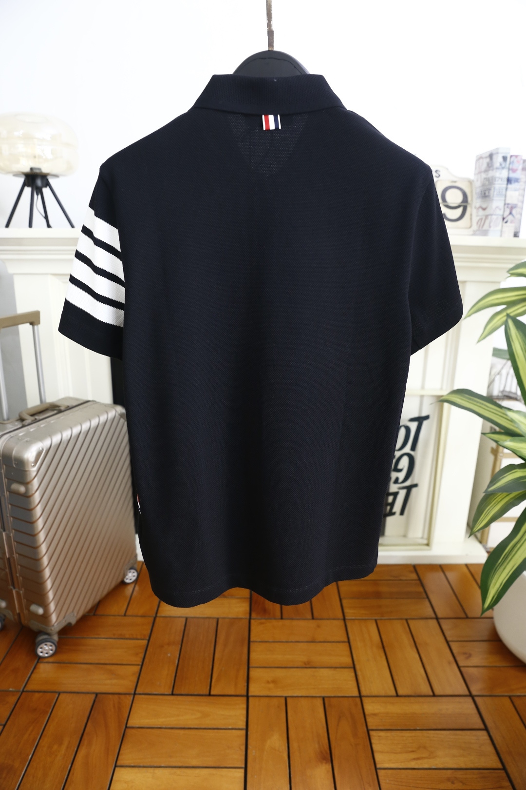 🔥汤姆布朗/TB.26夏季新品！时尚经典百搭男士Polo衫承袭美式学院风精髓，翻领半开拉链设计搭配红白蓝