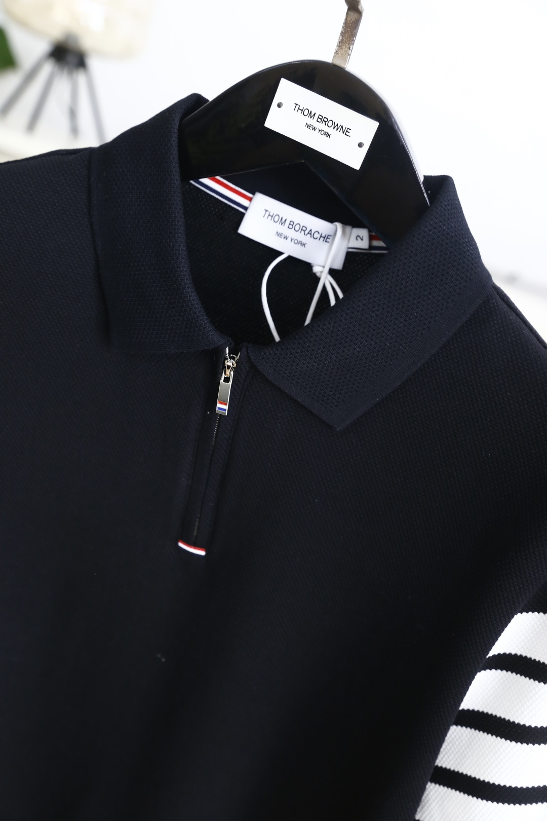 🔥汤姆布朗/TB.26夏季新品！时尚经典百搭男士Polo衫承袭美式学院风精髓，翻领半开拉链设计搭配红白蓝