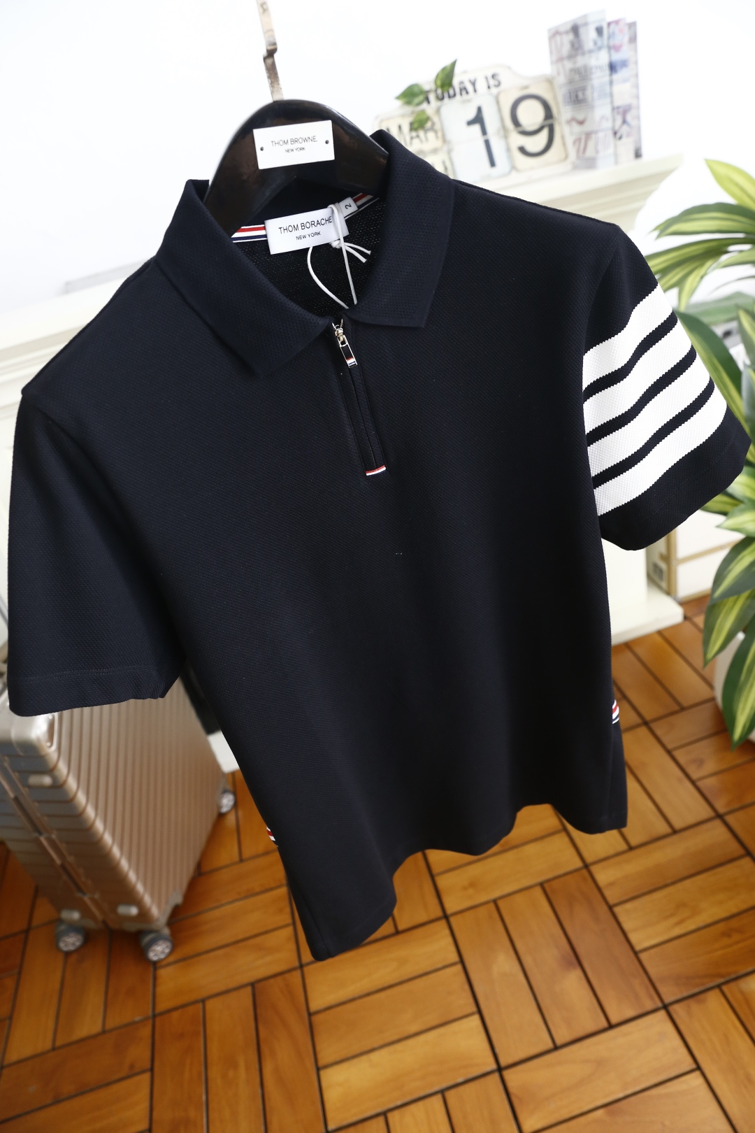 🔥汤姆布朗/TB.26夏季新品！时尚经典百搭男士Polo衫承袭美式学院风精髓，翻领半开拉链设计搭配红白蓝
