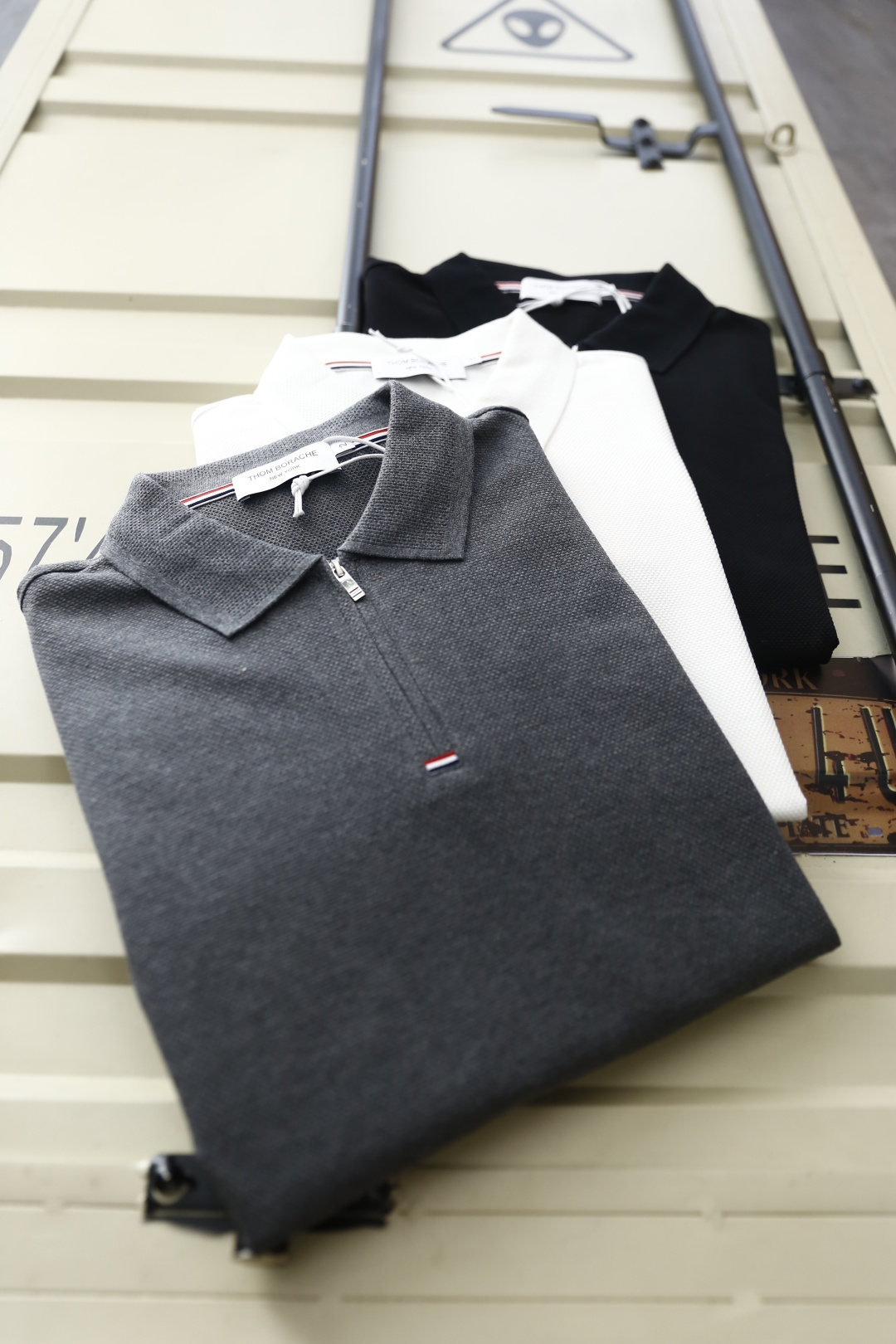 🔥汤姆布朗/TB.26夏季新品！时尚经典百搭男士Polo衫承袭美式学院风精髓，翻领半开拉链设计搭配红白蓝