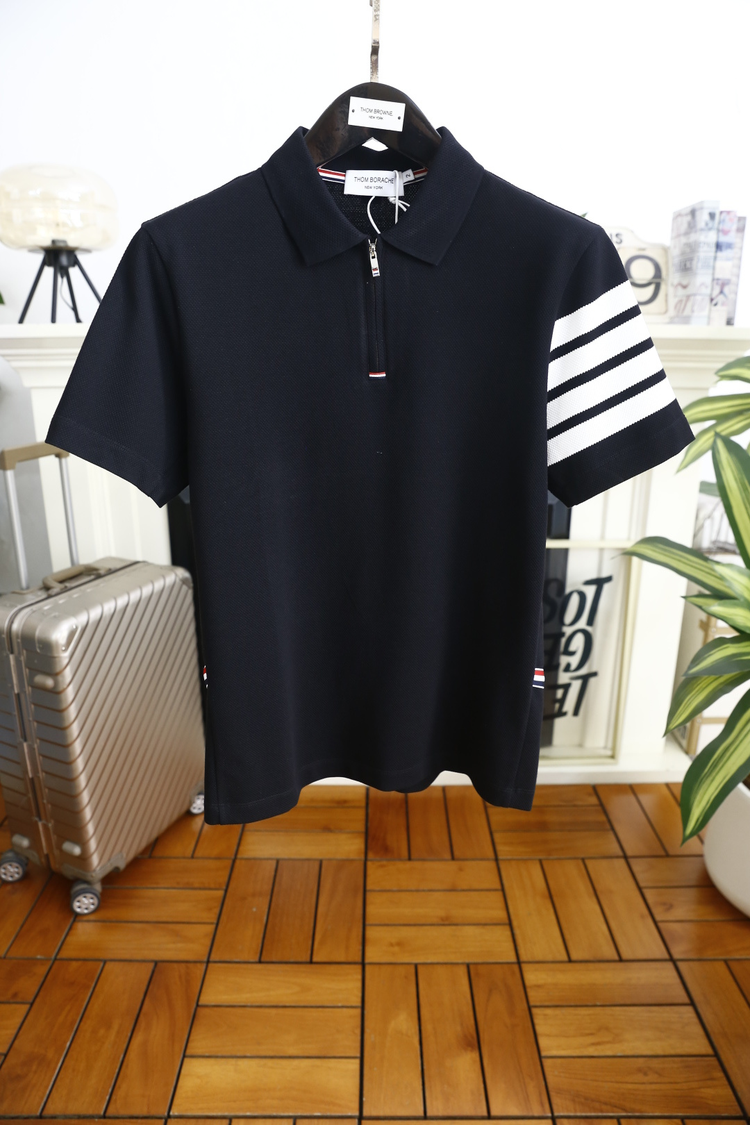 🔥汤姆布朗/TB.26夏季新品！时尚经典百搭男士Polo衫承袭美式学院风精髓，翻领半开拉链设计搭配红白蓝