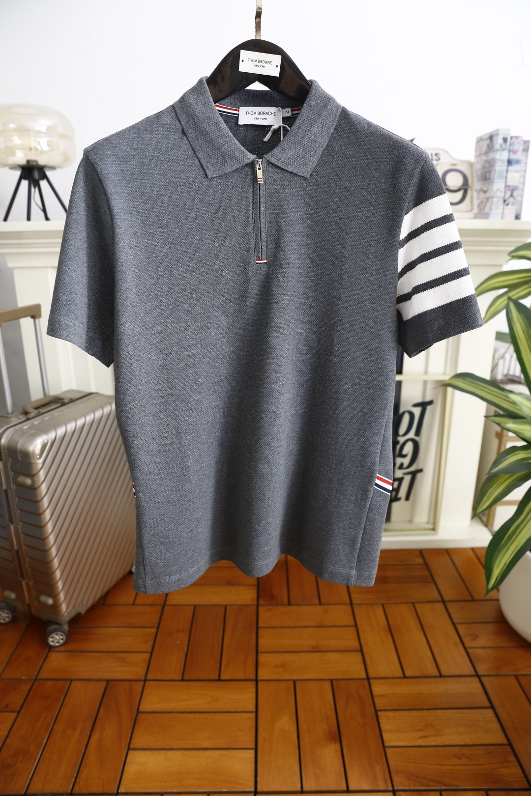 🔥汤姆布朗/TB.26夏季新品！时尚经典百搭男士Polo衫承袭美式学院风精髓，翻领半开拉链设计搭配红白蓝