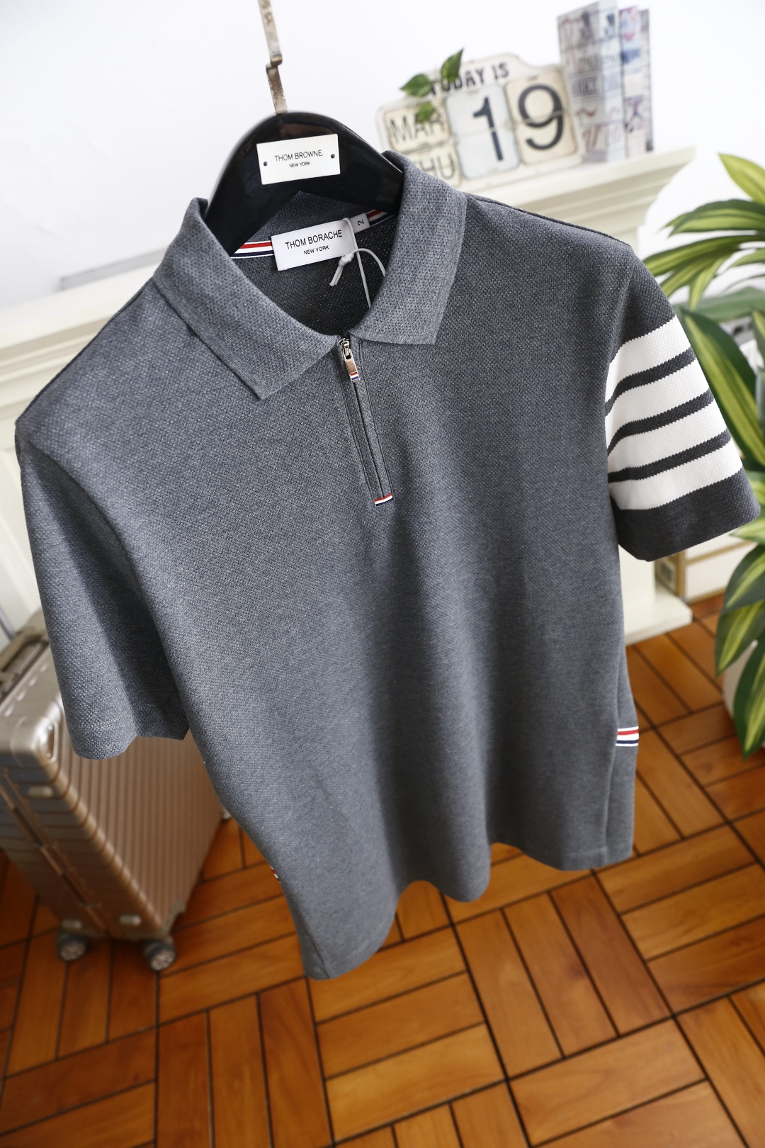 🔥汤姆布朗/TB.26夏季新品！时尚经典百搭男士Polo衫承袭美式学院风精髓，翻领半开拉链设计搭配红白蓝
