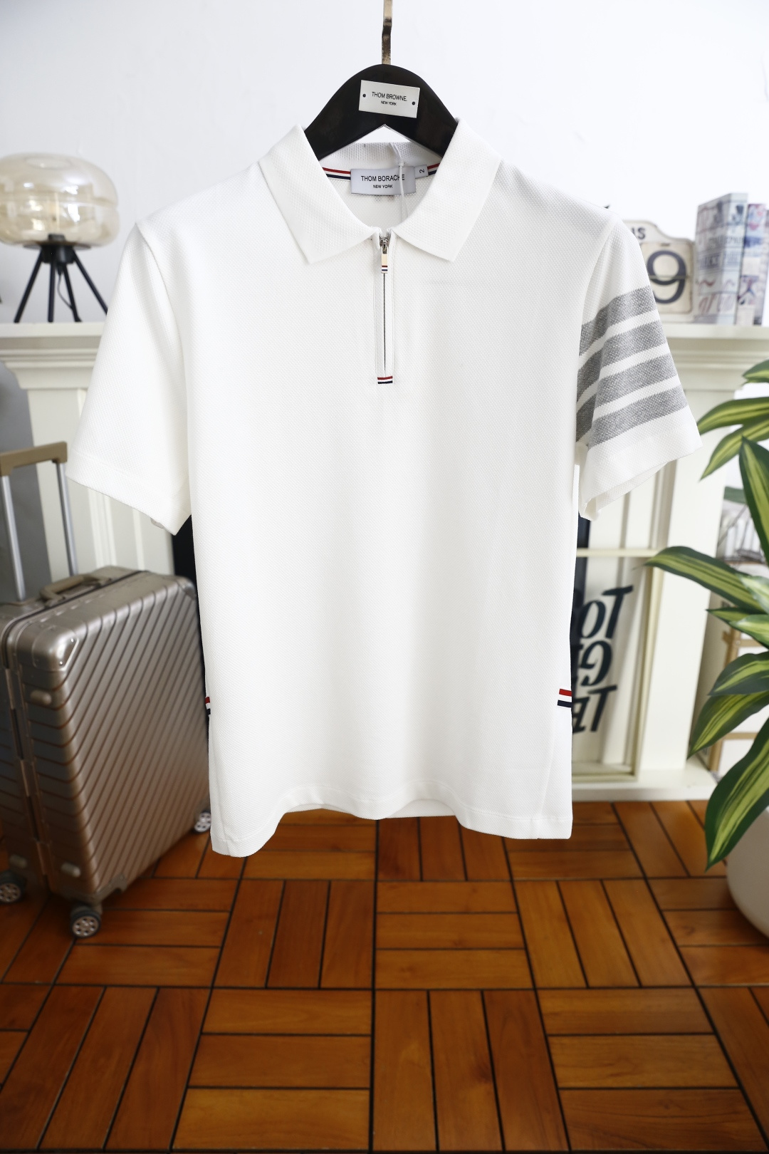 🔥汤姆布朗/TB.26夏季新品！时尚经典百搭男士Polo衫承袭美式学院风精髓，翻领半开拉链设计搭配红白蓝