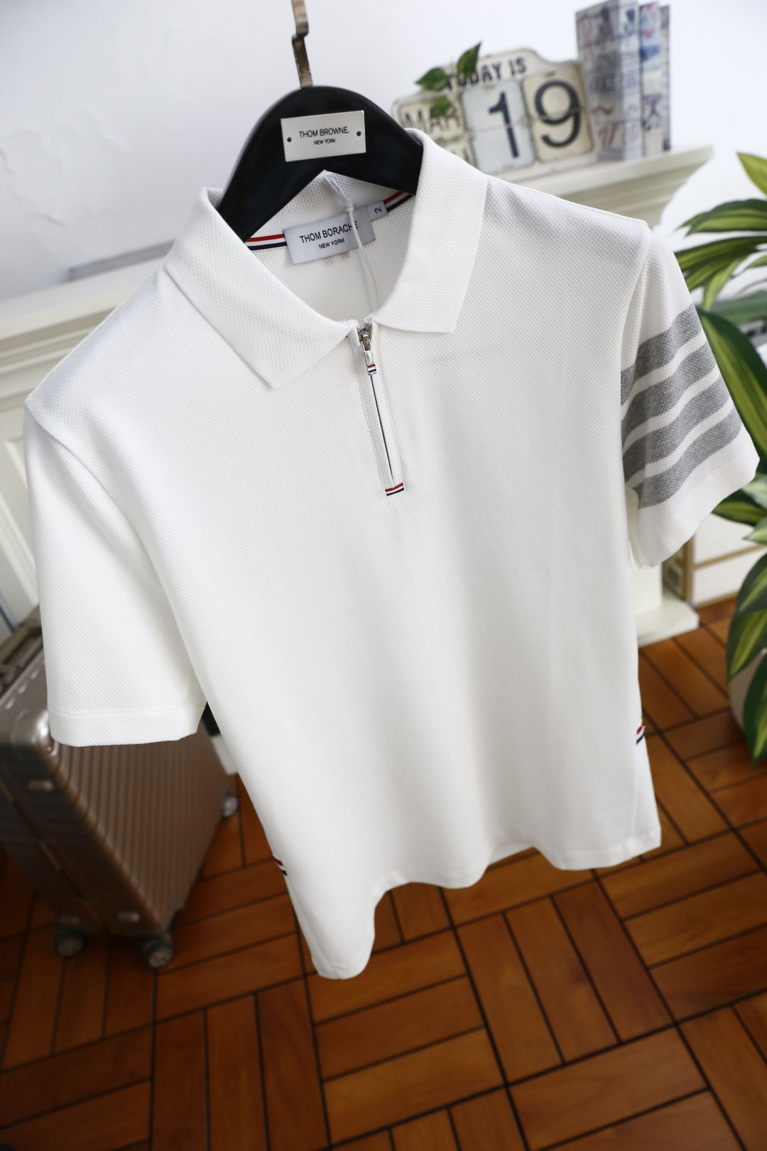 🔥汤姆布朗/TB.26夏季新品！时尚经典百搭男士Polo衫承袭美式学院风精髓，翻领半开拉链设计搭配红白蓝