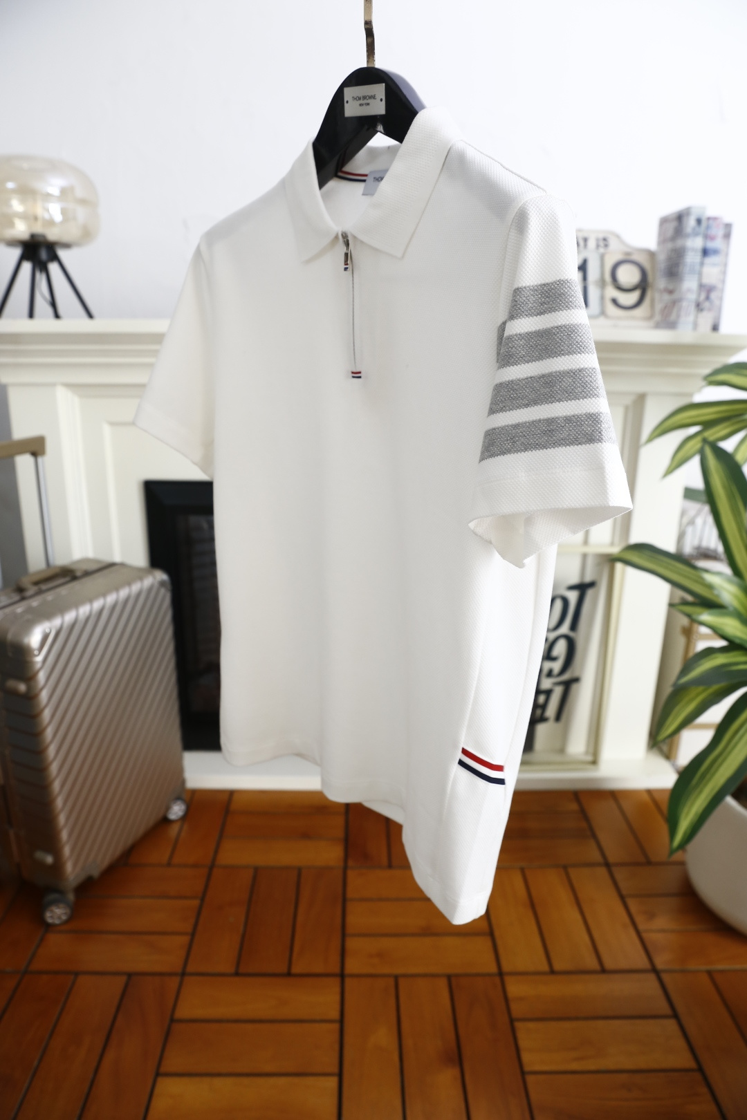 🔥汤姆布朗/TB.26夏季新品！时尚经典百搭男士Polo衫承袭美式学院风精髓，翻领半开拉链设计搭配红白蓝