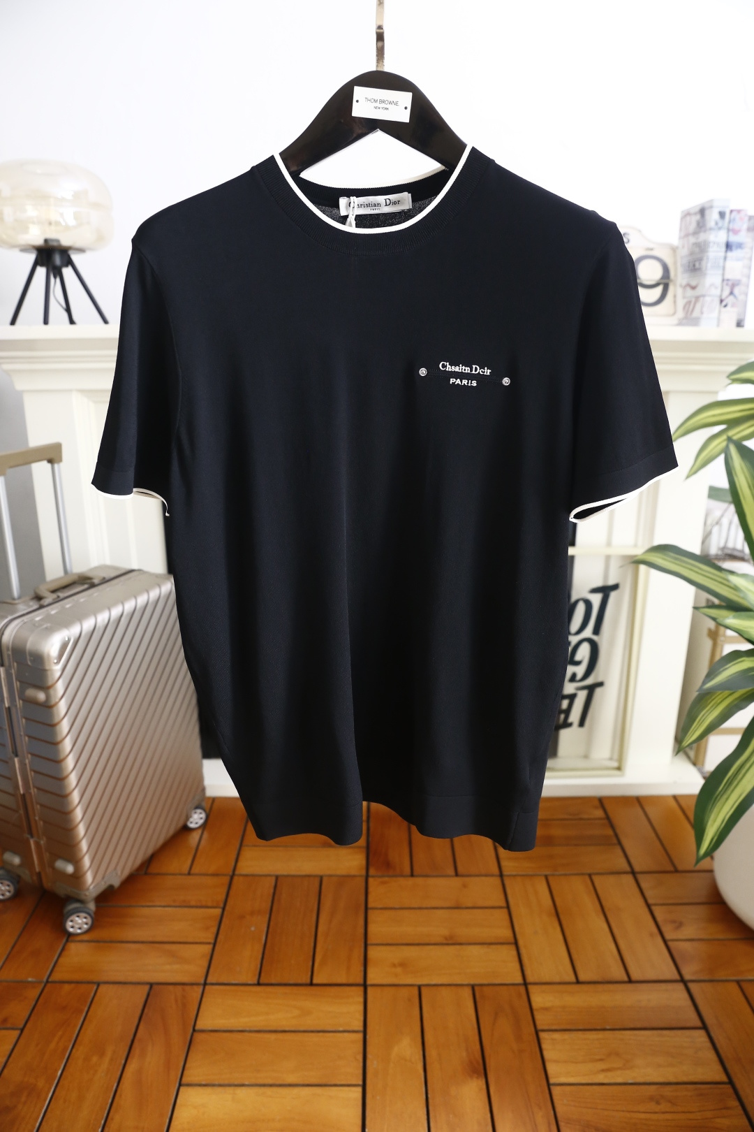 🔥迪奥.26夏季新品！时尚男士百搭短袖👍采用舒适伊力特面料！承袭法式轻奢美学，撞色罗纹圆领与袖口勾勒精致