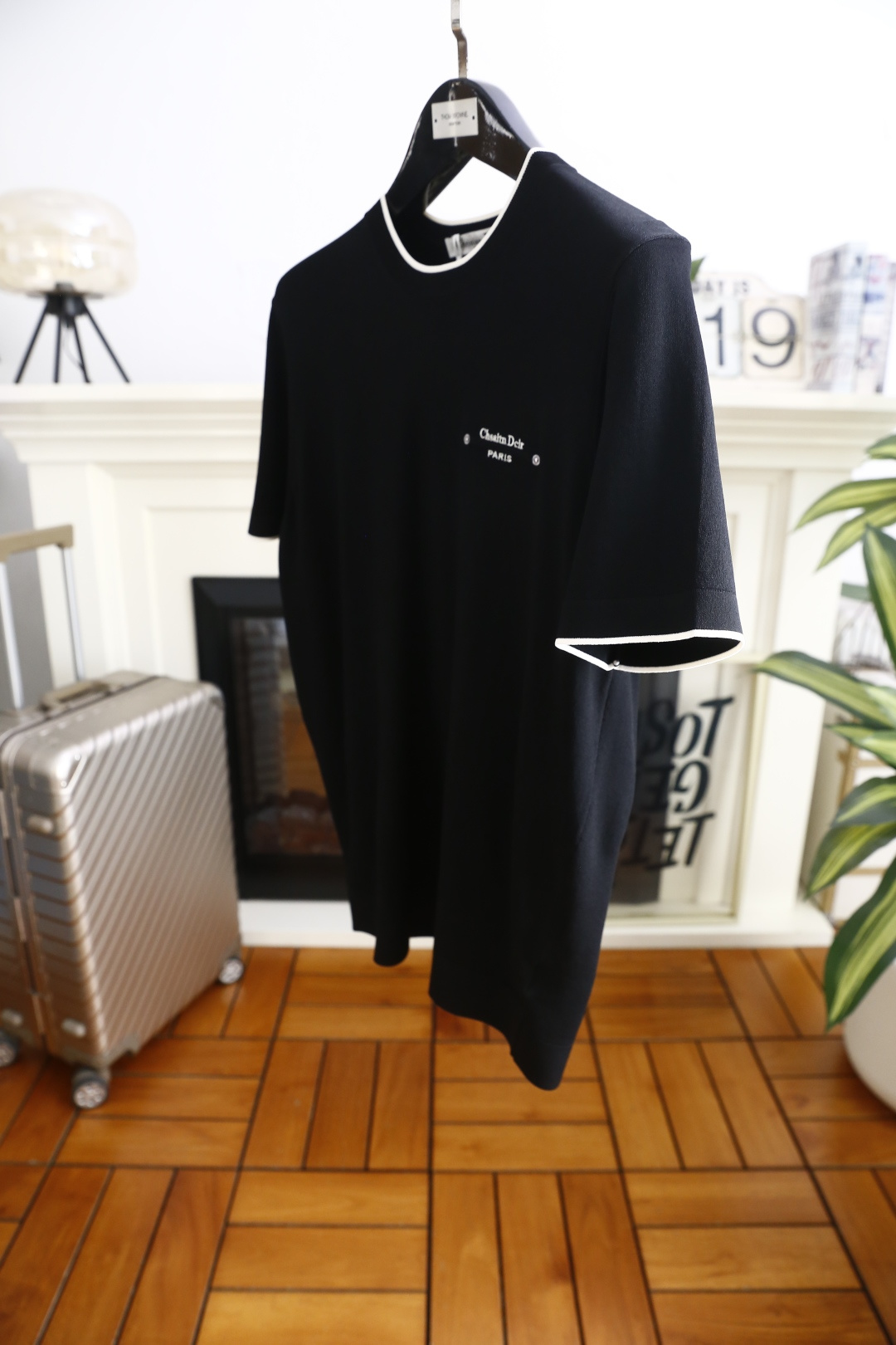 🔥迪奥.26夏季新品！时尚男士百搭短袖👍采用舒适伊力特面料！承袭法式轻奢美学，撞色罗纹圆领与袖口勾勒精致
