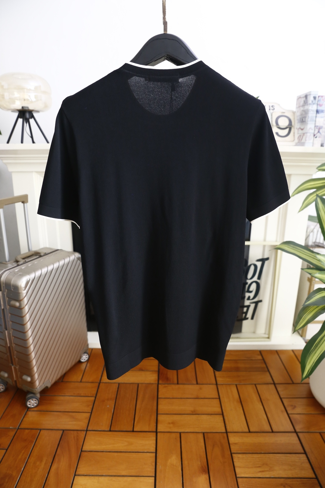 🔥迪奥.26夏季新品！时尚男士百搭短袖👍采用舒适伊力特面料！承袭法式轻奢美学，撞色罗纹圆领与袖口勾勒精致