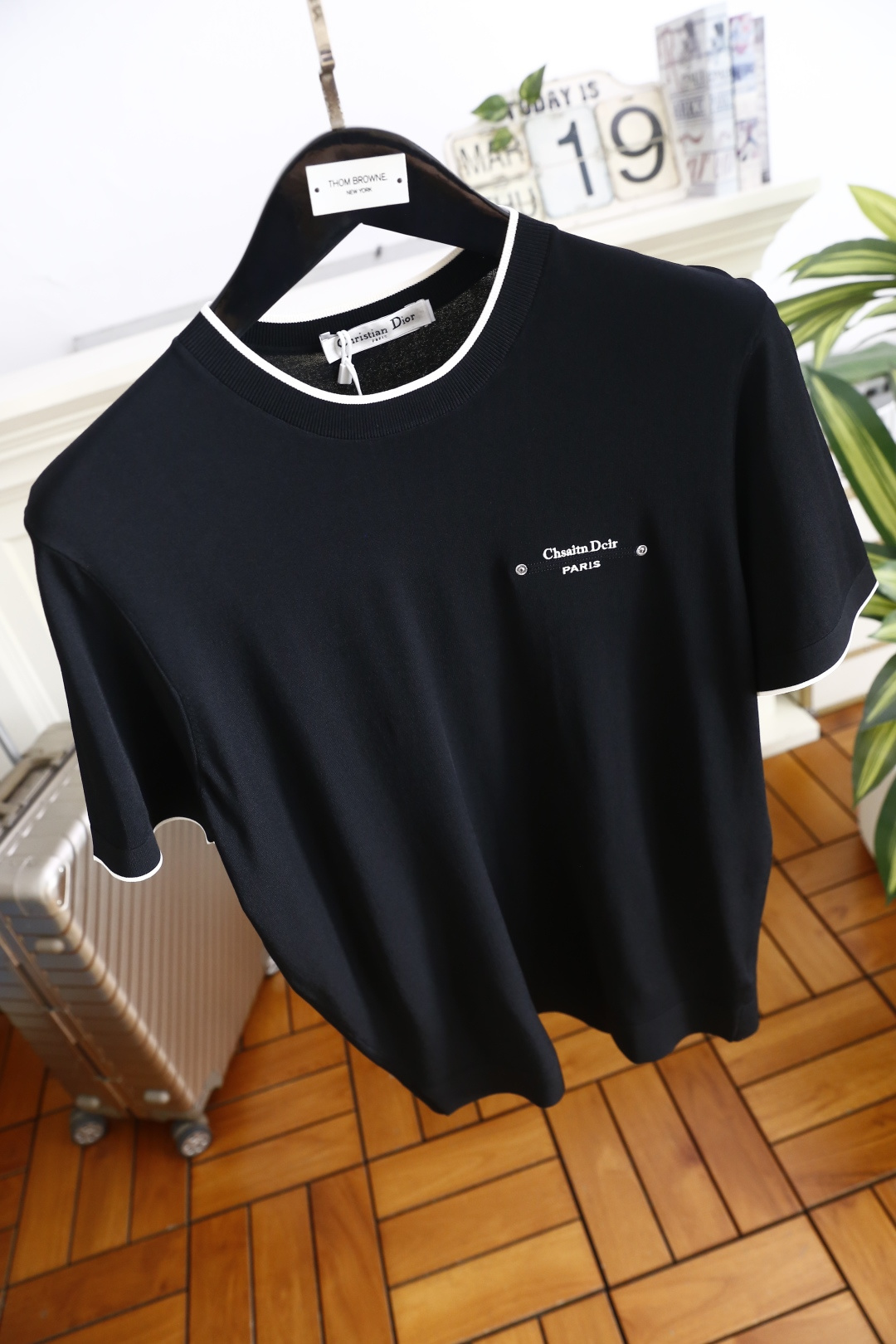 🔥迪奥.26夏季新品！时尚男士百搭短袖👍采用舒适伊力特面料！承袭法式轻奢美学，撞色罗纹圆领与袖口勾勒精致
