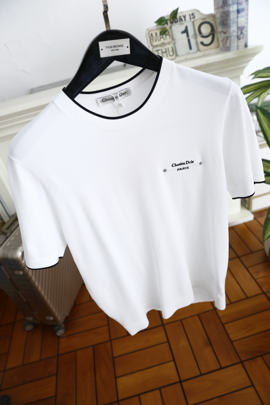 🔥迪奥.26夏季新品！时尚男士百搭短袖👍采用舒适伊力特面料！承袭法式轻奢美学，撞色罗纹圆领与袖口勾勒精致