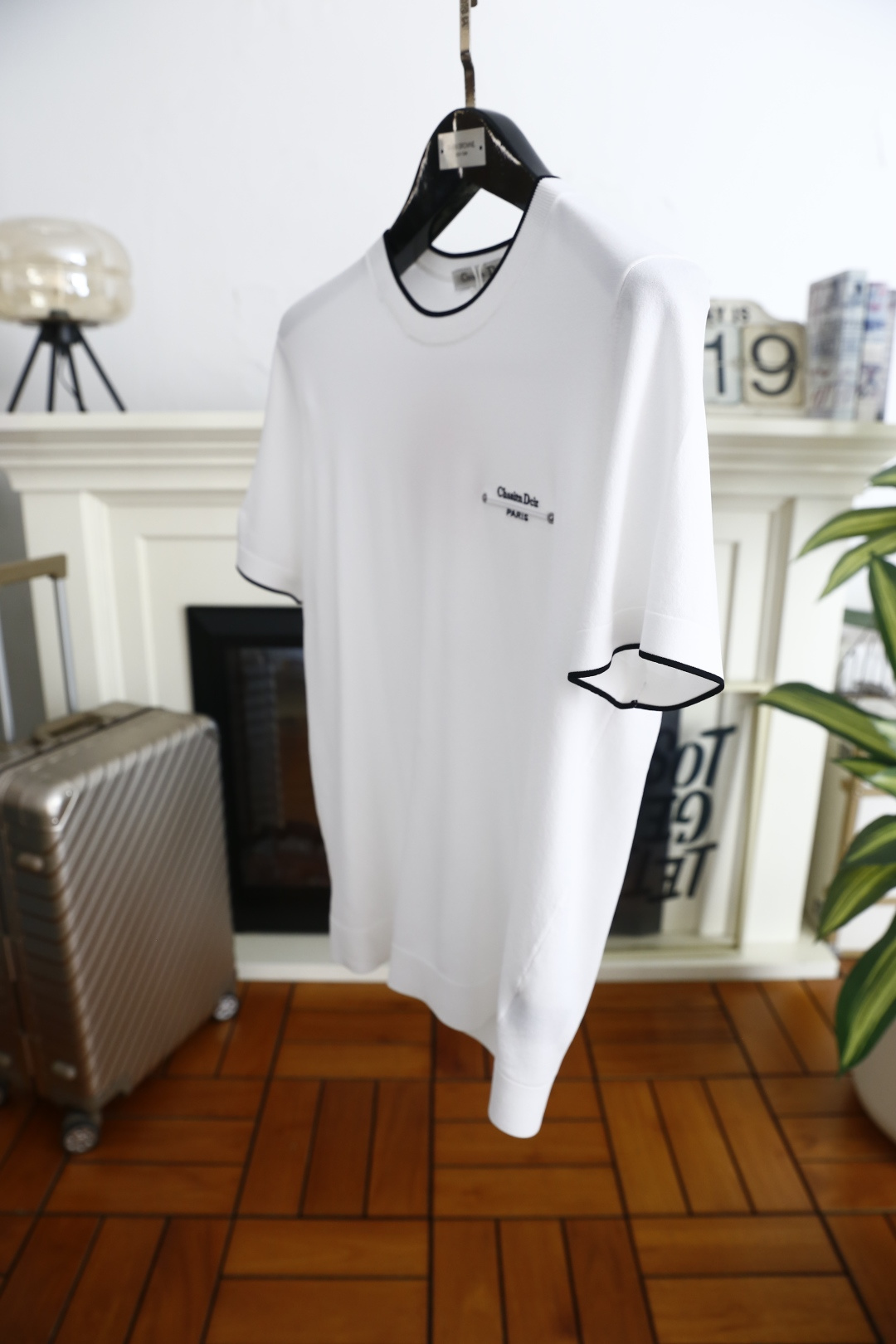 🔥迪奥.26夏季新品！时尚男士百搭短袖👍采用舒适伊力特面料！承袭法式轻奢美学，撞色罗纹圆领与袖口勾勒精致