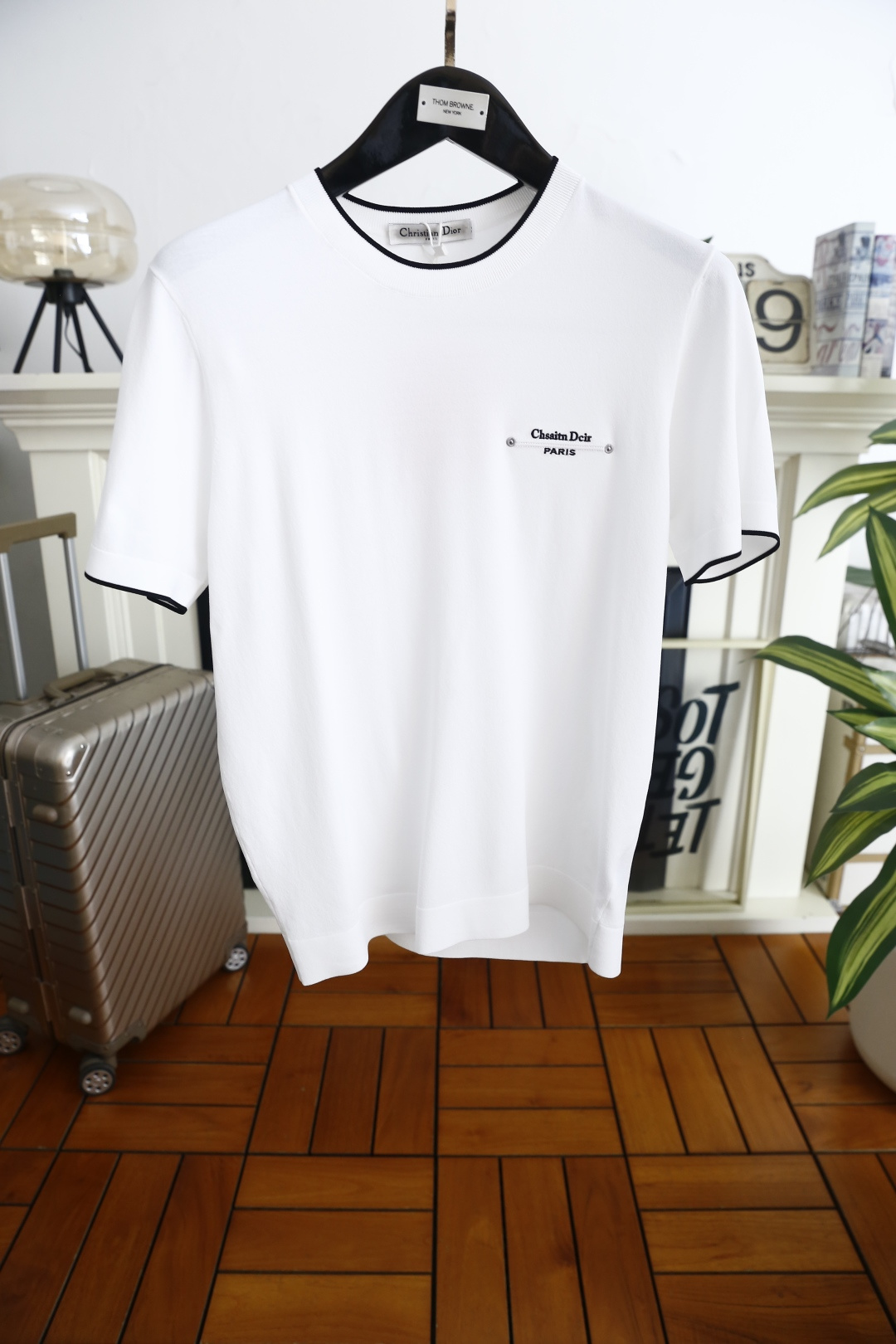 🔥迪奥.26夏季新品！时尚男士百搭短袖👍采用舒适伊力特面料！承袭法式轻奢美学，撞色罗纹圆领与袖口勾勒精致