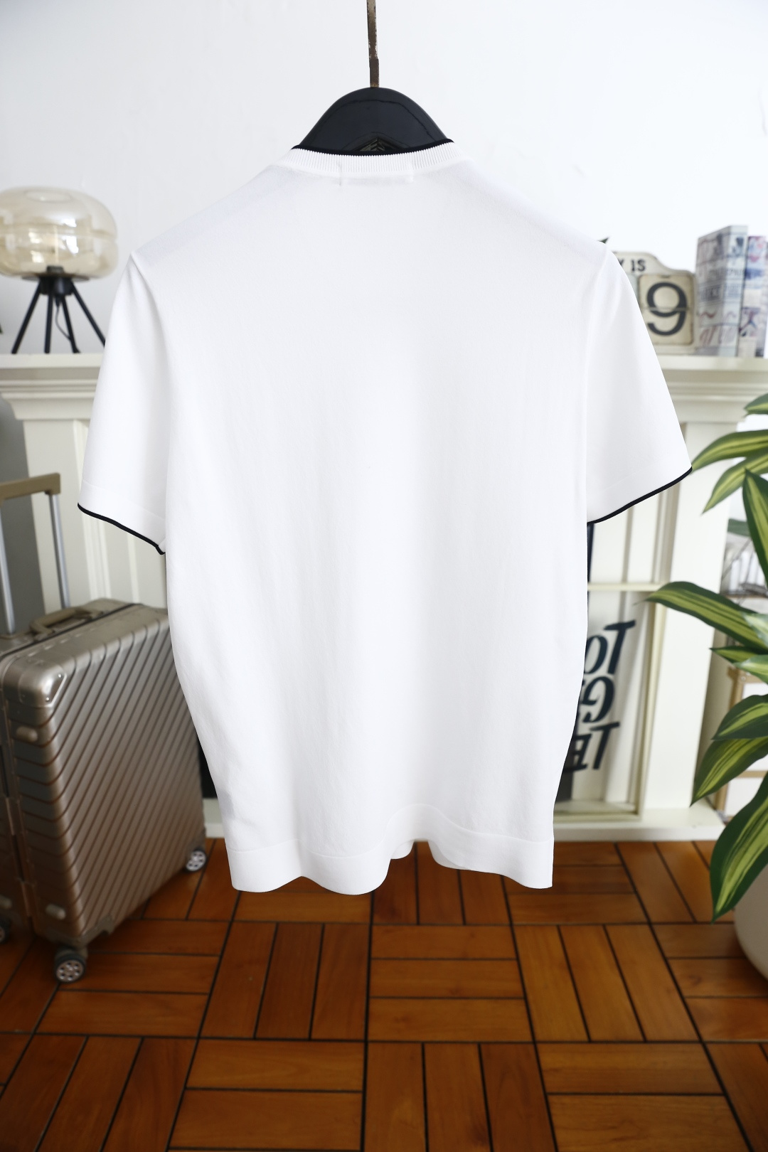 🔥迪奥.26夏季新品！时尚男士百搭短袖👍采用舒适伊力特面料！承袭法式轻奢美学，撞色罗纹圆领与袖口勾勒精致