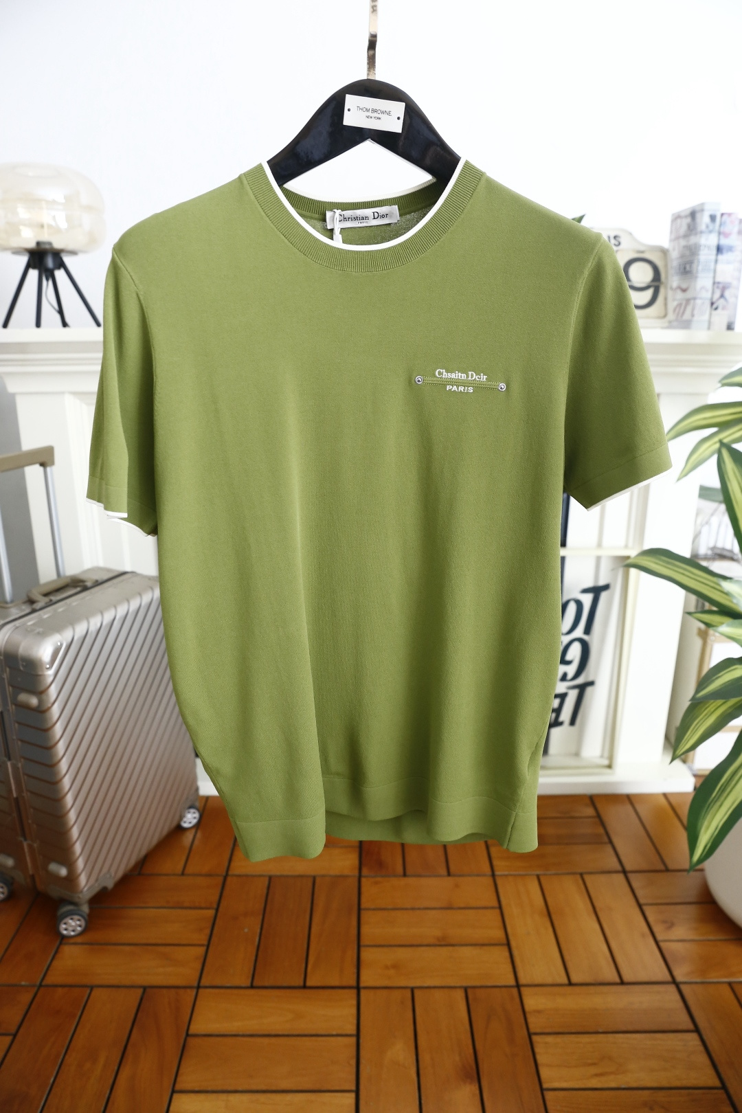 🔥迪奥.26夏季新品！时尚男士百搭短袖👍采用舒适伊力特面料！承袭法式轻奢美学，撞色罗纹圆领与袖口勾勒精致